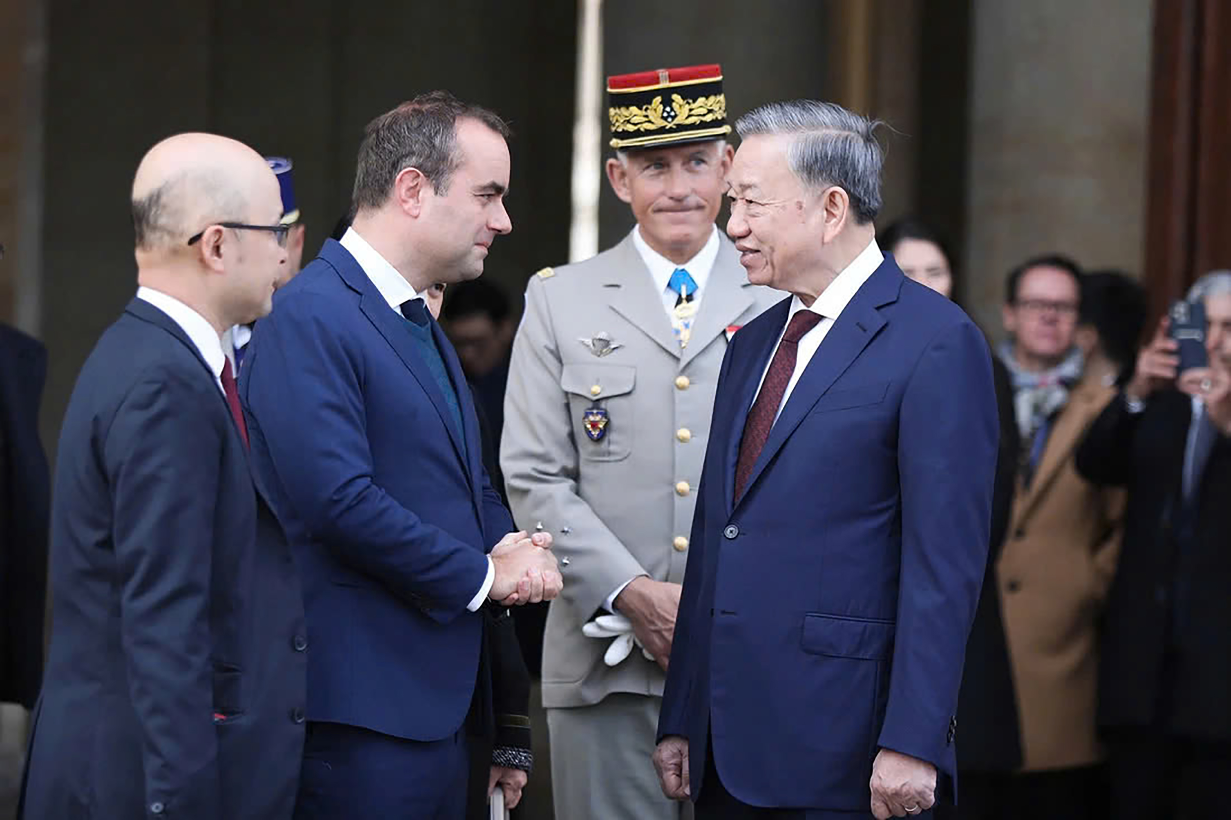 Bộ trưởng Quân đội Pháp Sébastien Lecornu đón Tổng Bí thư, Chủ tịch nước Tô Lâm. Ảnh: NGUYỄN HỒNG
