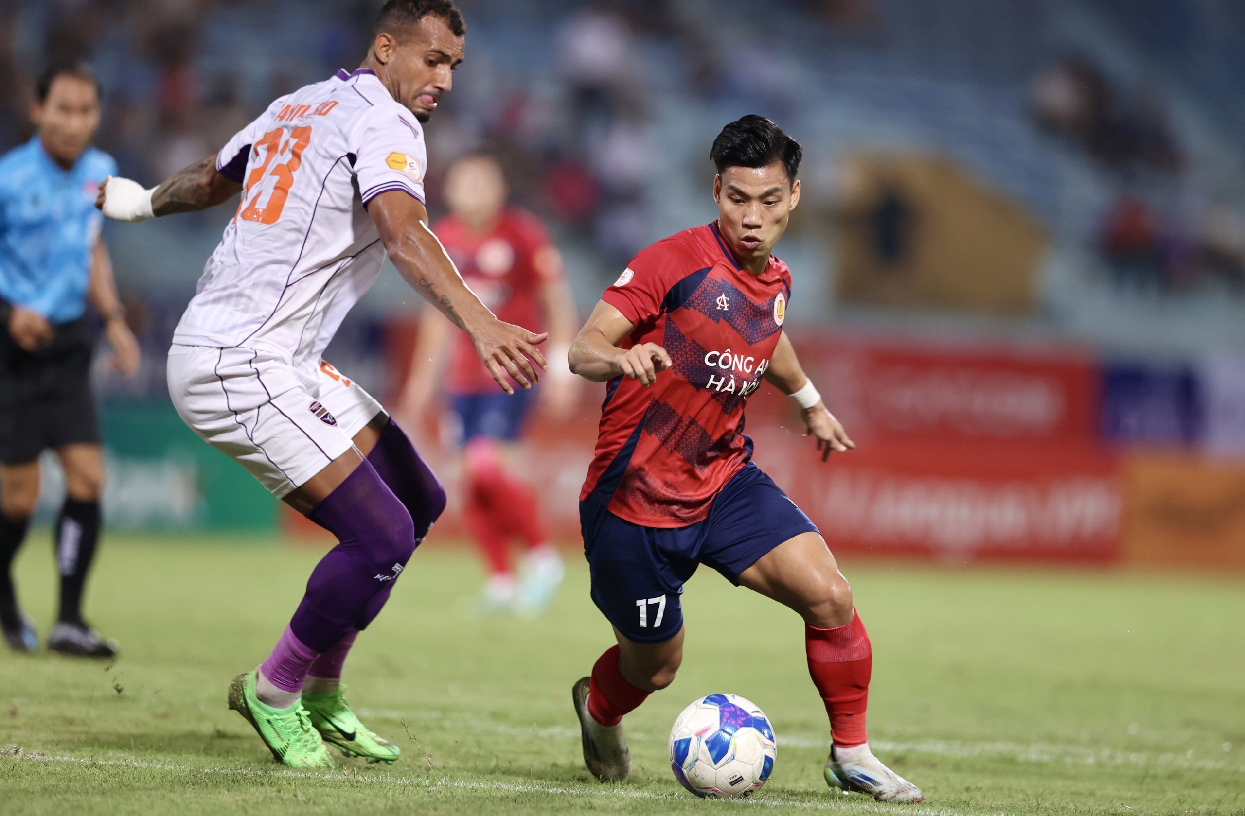 Những ứng viên thực sự cho cuộc đua vô địch tại V-League nhiều khả năng chỉ là các CLB giàu tiềm lực như CAHN (phải) hay B.Bình Dương (trái).