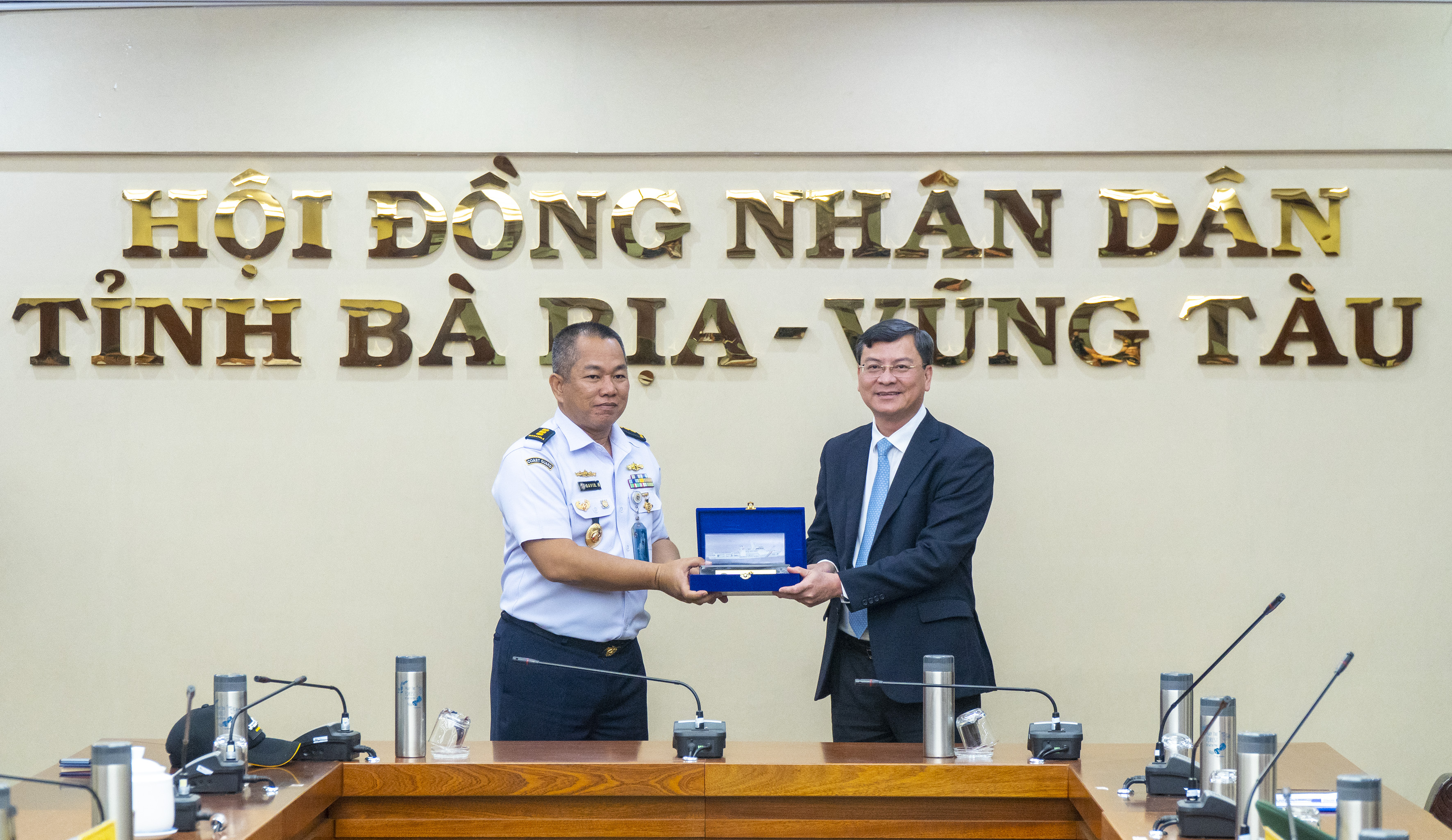 Đại tá David Hastiadi Chỉ huy Trưởng lực lượng đặc nhiệm, Cảnh sát biển Indonesia tặng quà lưu niệm lãnh đạo tỉnh Bà Rịa-Vũng Tàu.
