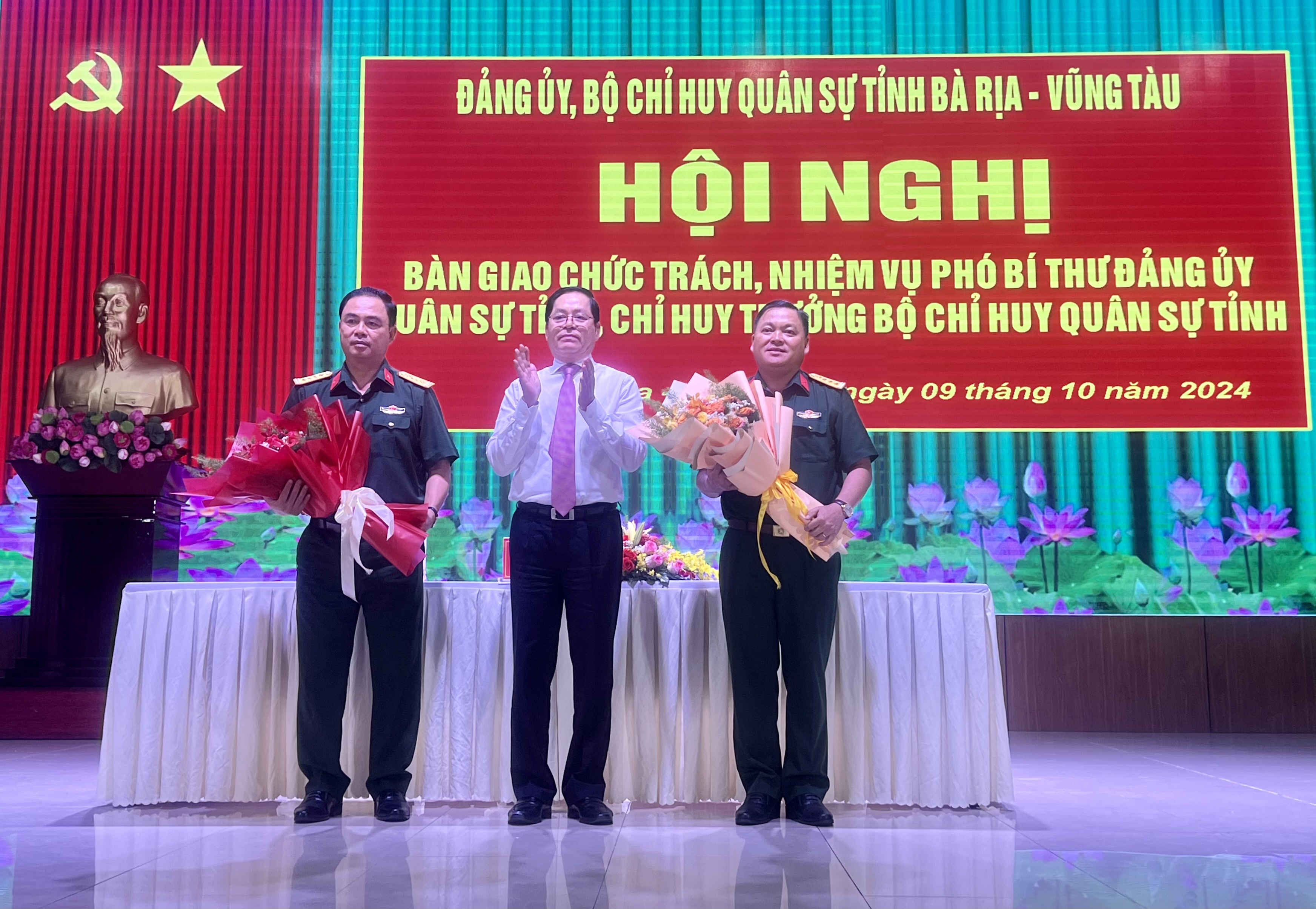 Ông Phạm Viết Thanh, Ủy viên Trung ương Đảng, Bí thư Tỉnh ủy, Chủ tịch HĐND tỉnh, Bí thư Đảng ủy Quân sự tỉnh trao hoa chúc mừng Đại tá Lê Xuân Bình và Đại tá Trần Văn Cư.