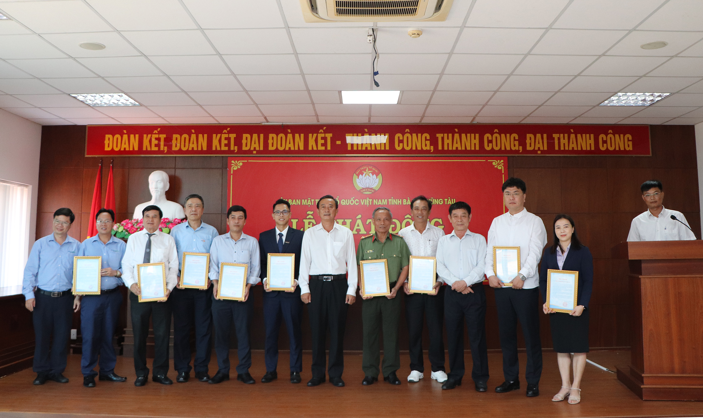 Phó Chủ tịch UBMTTQ Việt Nam tỉnh Lê Hồng Ngọc trao Thư cảm ơn tới các tập thể, DN ủng hộ.
