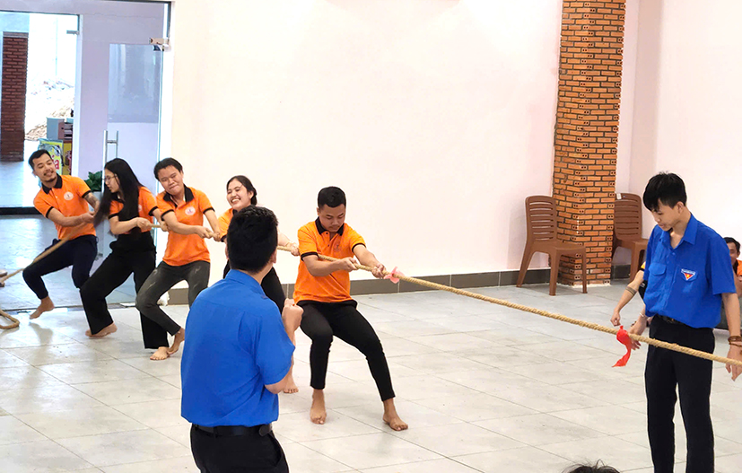 Thanh niên công nhân Công ty TNHH Cung ứng hàng thủy sản xuất khẩu Tứ Hải (đường Phước Thắng, phường 12, TP.Vũng Tàu) tham gia trò chơi kéo co.