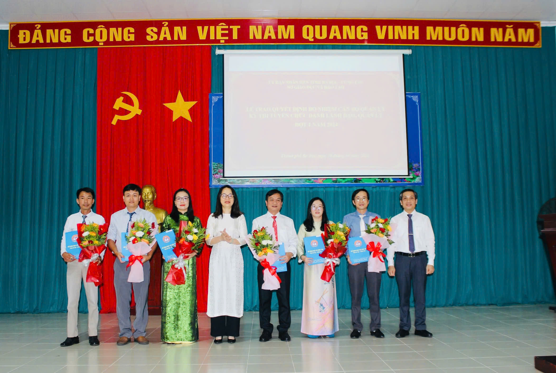 Lãnh đạo Sở GD-ĐT trao quyết định bổ nhiệm và tặng hoa chúc mừng  cho 6 cán bộ quản lý giáo dục.