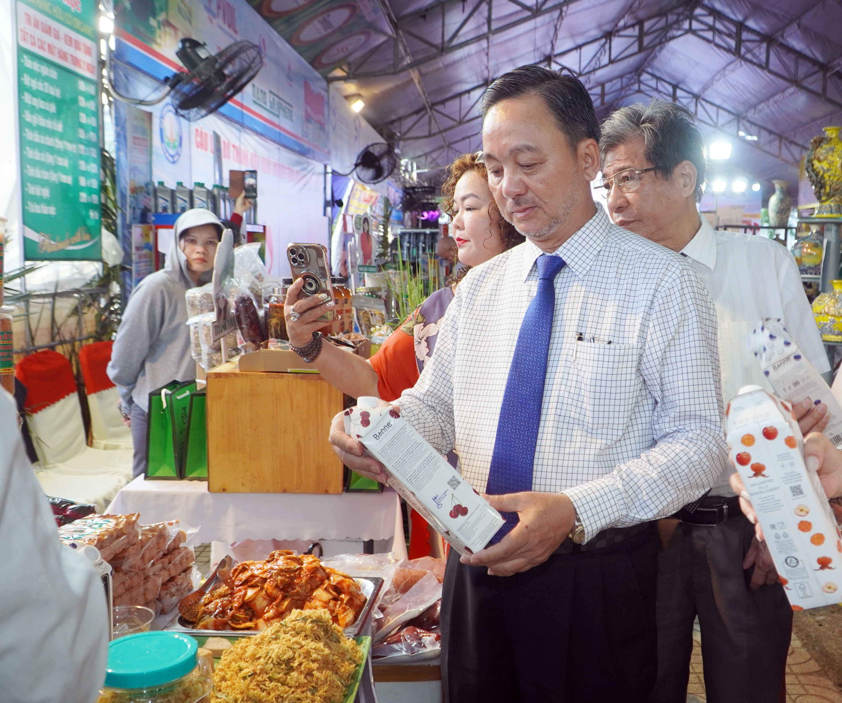 Đại biểu tham quan các gian hàng.