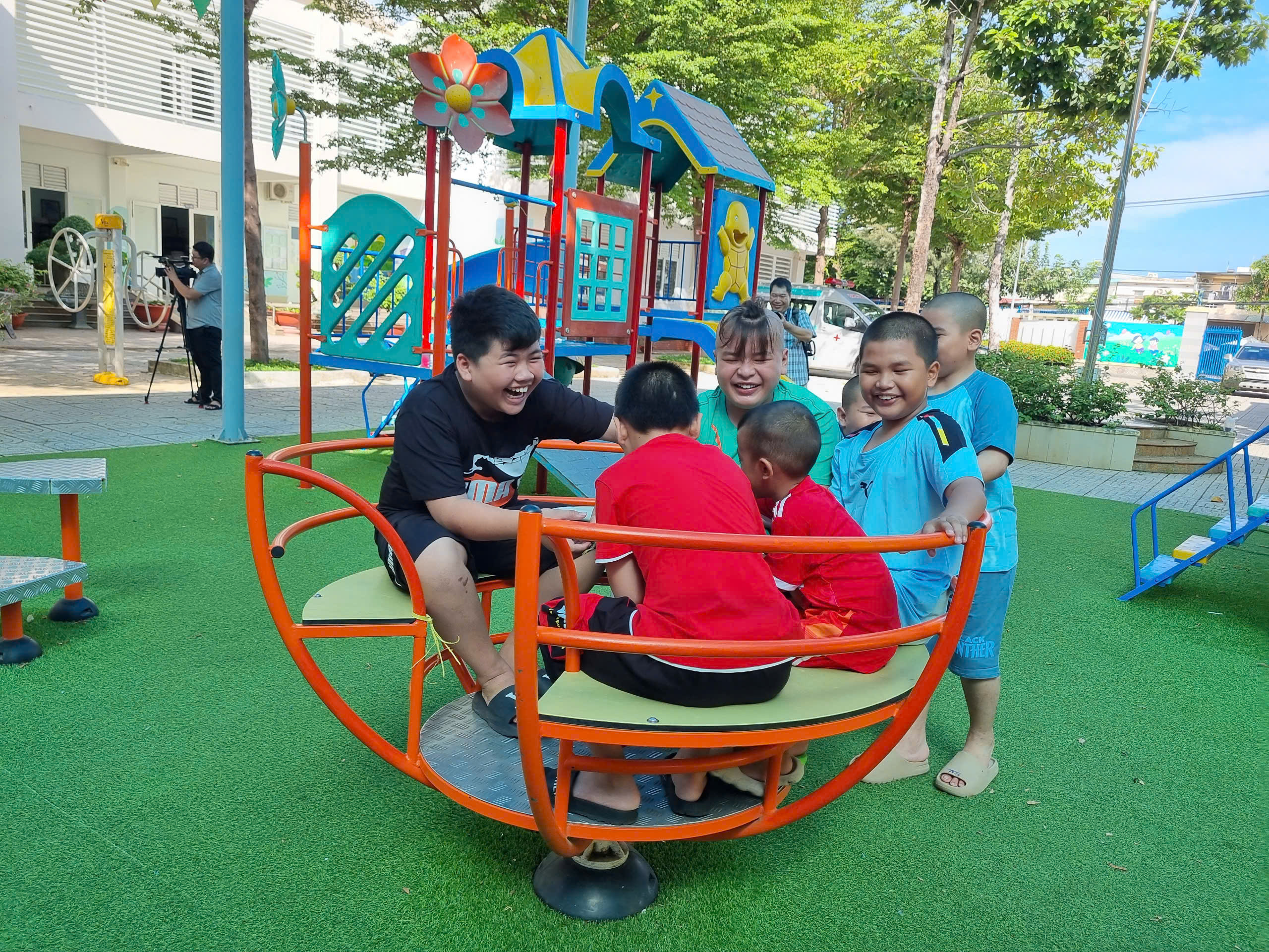 Các em nhanh chóng vui chơi, hòa nhập môi trường mới.