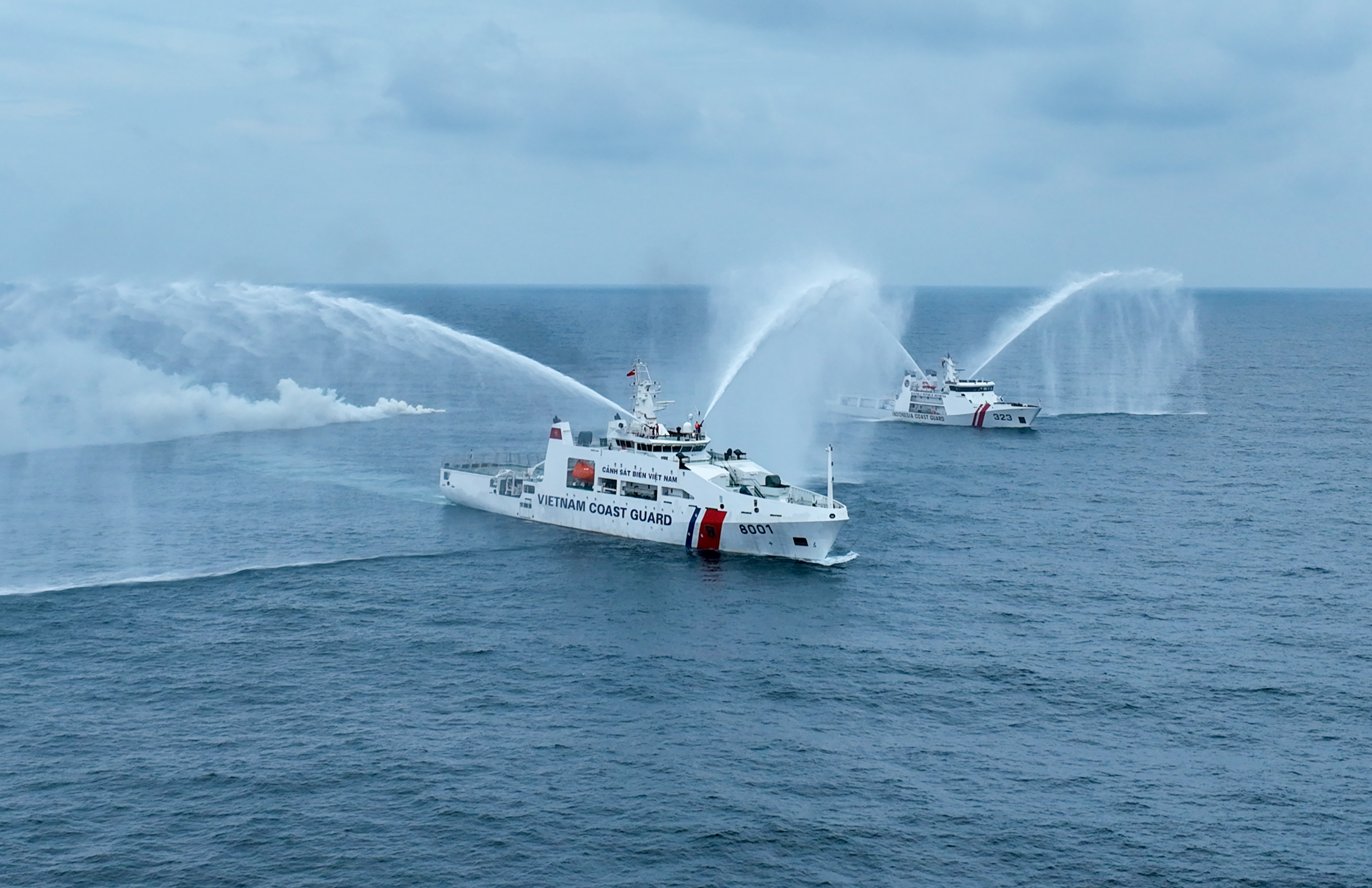 Tàu CSB 8001, BTL Vùng CSB 3 và tàu KN. Pulau Dana – 323 của lực lượng CSB Indonesia hiệp đồng phun vòi rồng dập tắt đám cháy.