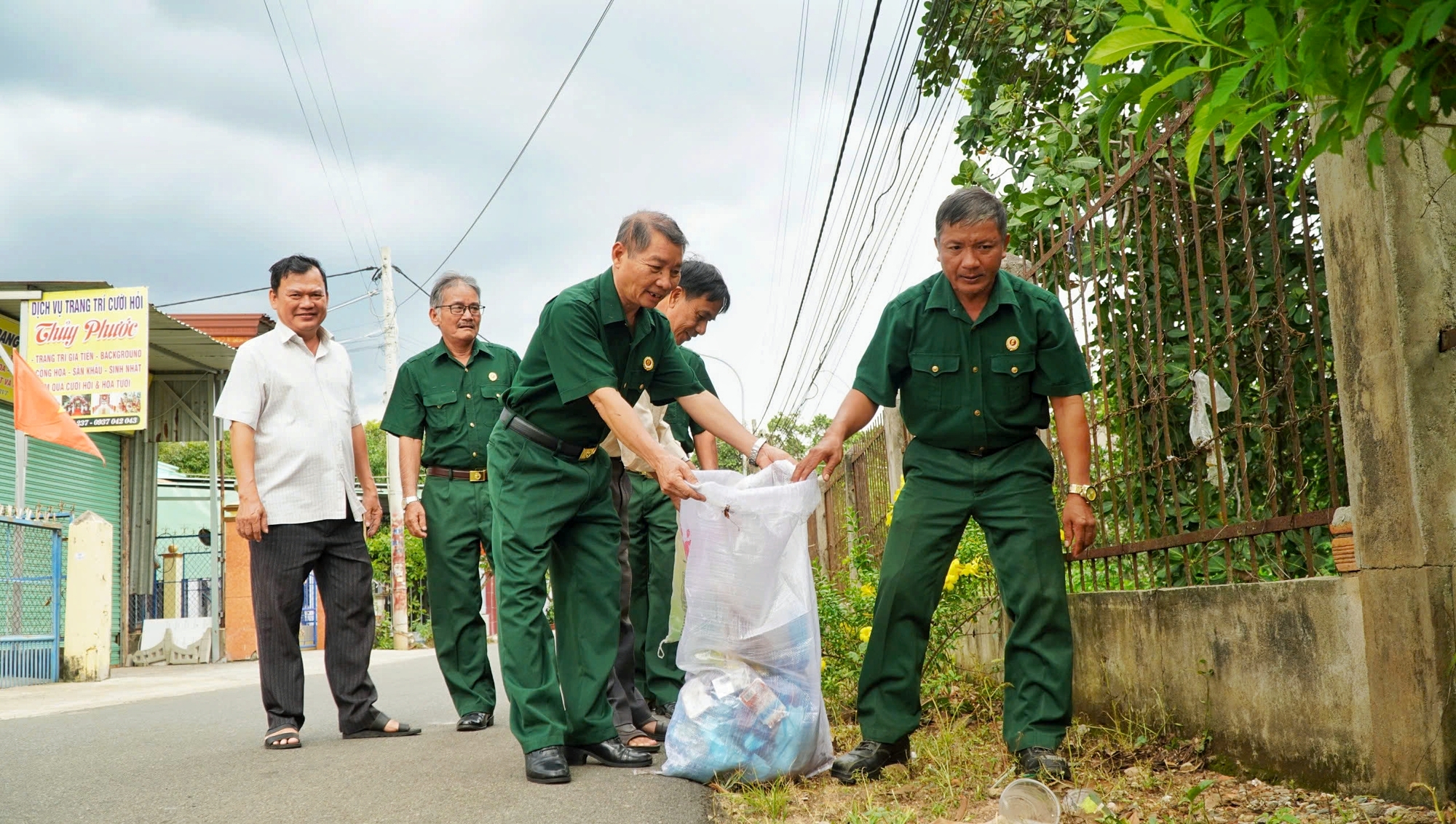 Hội viên CCB xã Kim Long (huyện Châu Đức) tổng vệ sinh môi trường tại địa bàn dân cư.