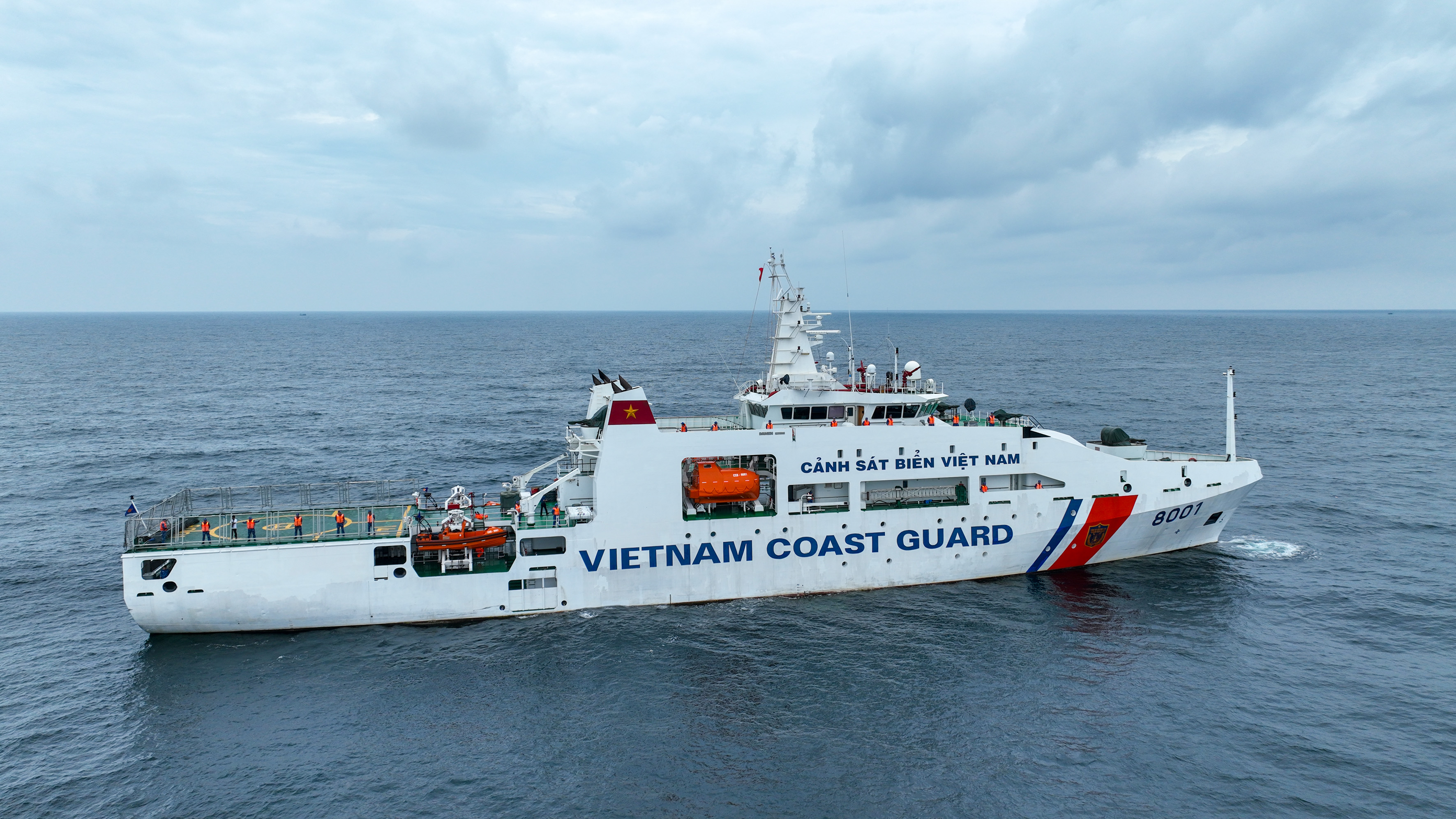 Tàu CSB 8001, BTL Vùng CSB 3 tham gia luyện tập tập chung trên biển ngoài khơi tỉnh Bà Rịa-Vũng Tàu.