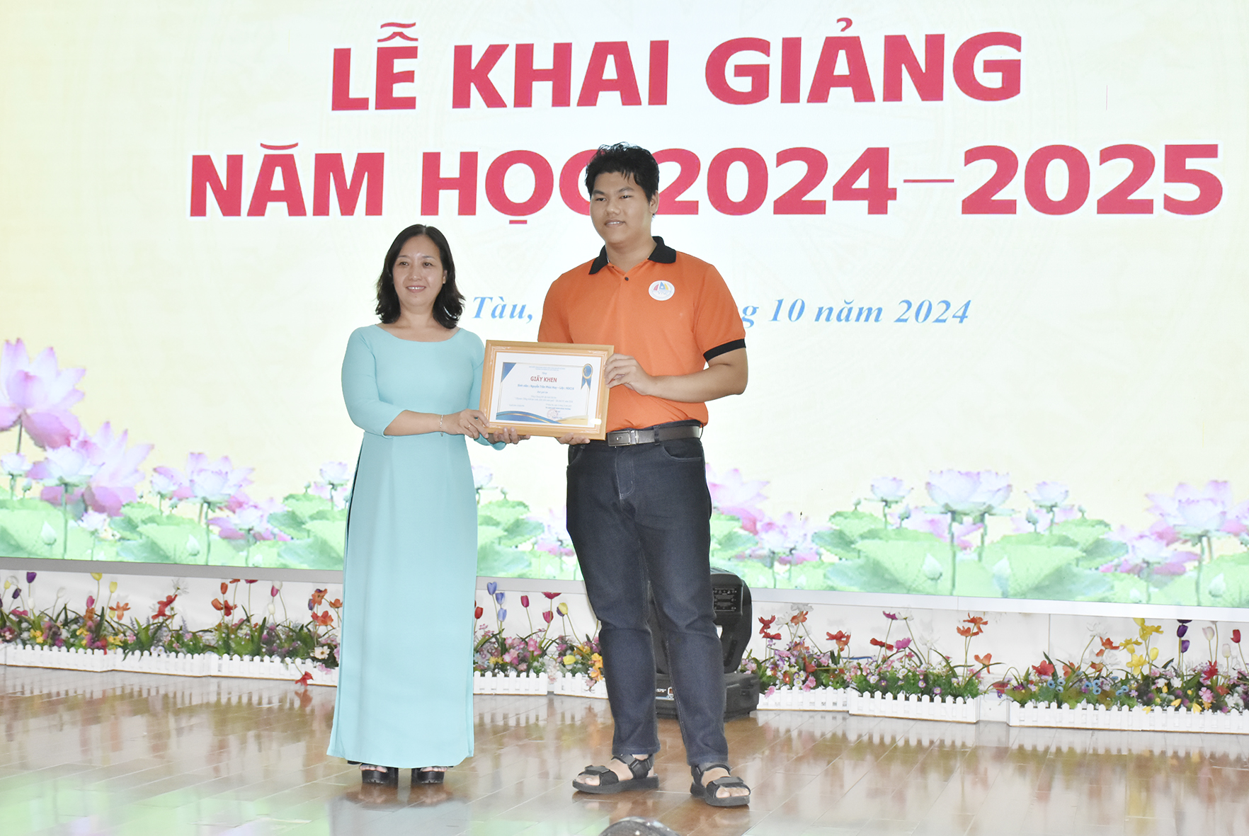 Ths Đinh Bích Diệp, Hiệu trưởng VTVC khen thưởng sinh viên Nguyễn Trần Phúc Huy,  đạt Giải Ba Hội thi Olympic tiếng Anh học sinh-sinh viên toàn quốc lần thứ VI năm 2024. 