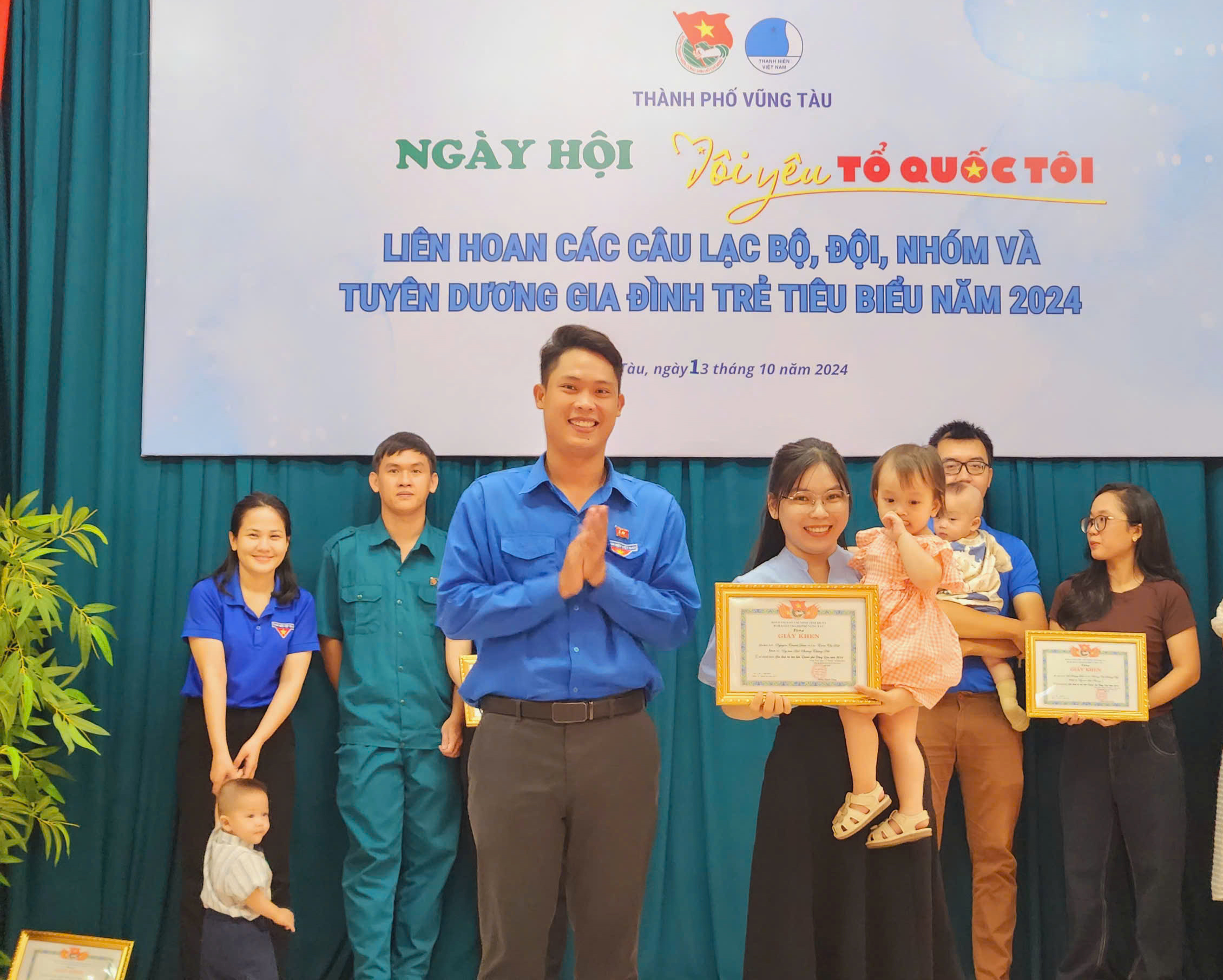 Anh Đồng Thanh Tùng, Bí thư Thành Đoàn, Chủ tịch Hội Liên hiệp Thanh niên TP.Vũng Tàu tặng Giấy khen cho các gia đình trẻ tiêu biểu.