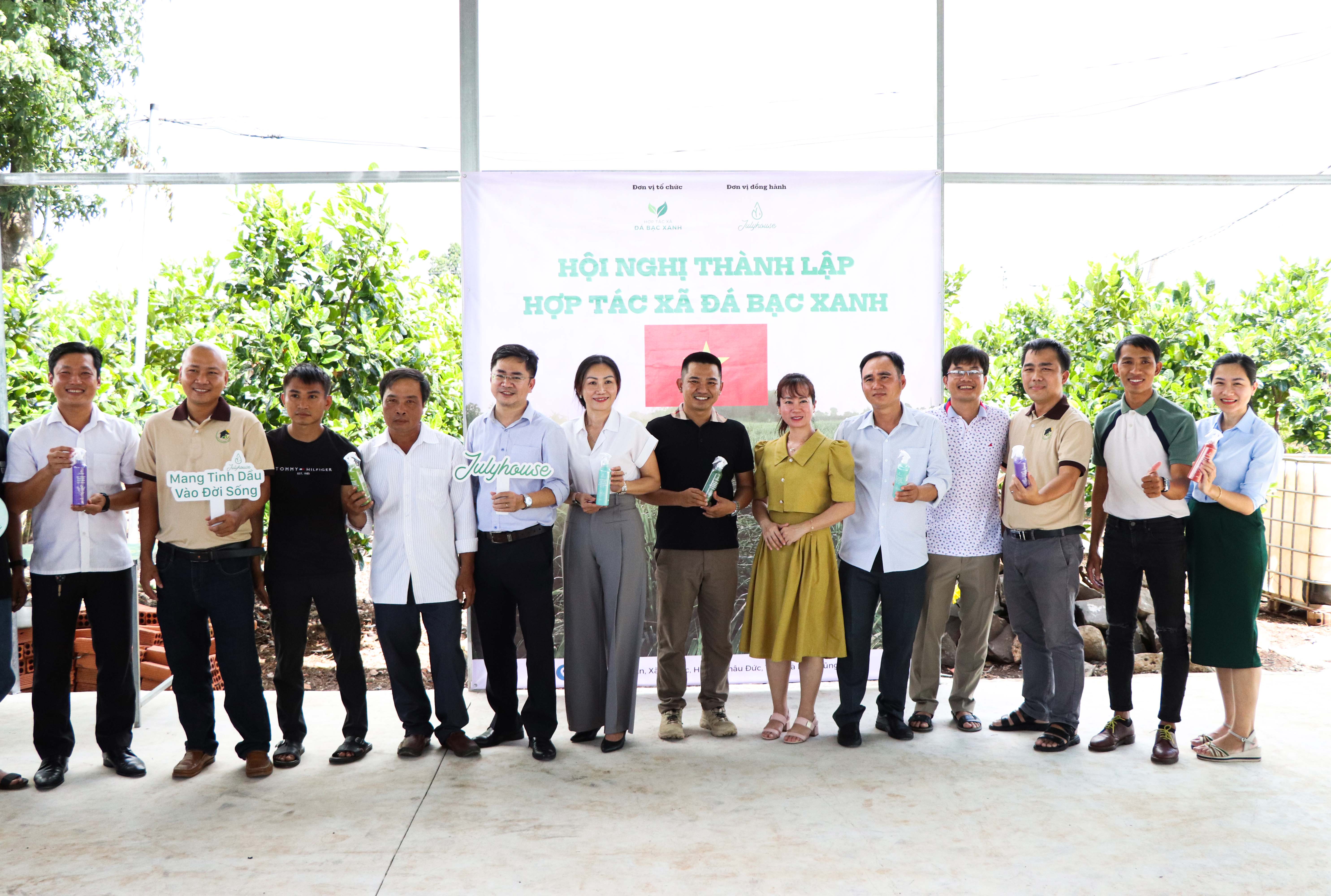 Đại diện các sở ngành của tỉnh; ông Đỗ Chí Khởi (bên trái), Trưởng phòng NN-PTNT huyện Châu Đức dự lễ ra mắt HTX Đá Bạc Xanh.