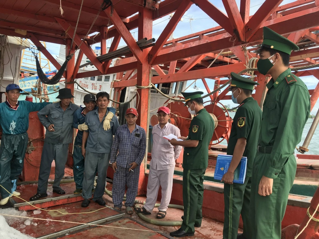 Cán bộ Trạm Biên phòng Cửa khẩu Cảng Vũng Tàu kiểm tra giấy tờ và thuyền viên tàu cá theo quy định chống khai thác IUU ở cáng cá Cát Lở (TP.Vũng Tàu).
