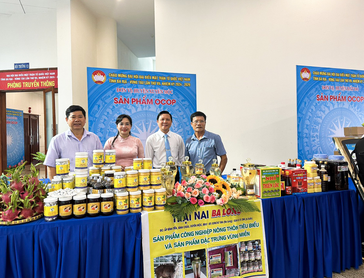 Lãnh đạo Hội Nông dân tỉnh tham quan gian hàng giới thiệu sản phẩm tinh bột nghệ và nhung nai của nông dân  huyện Xuyên Mộc.
