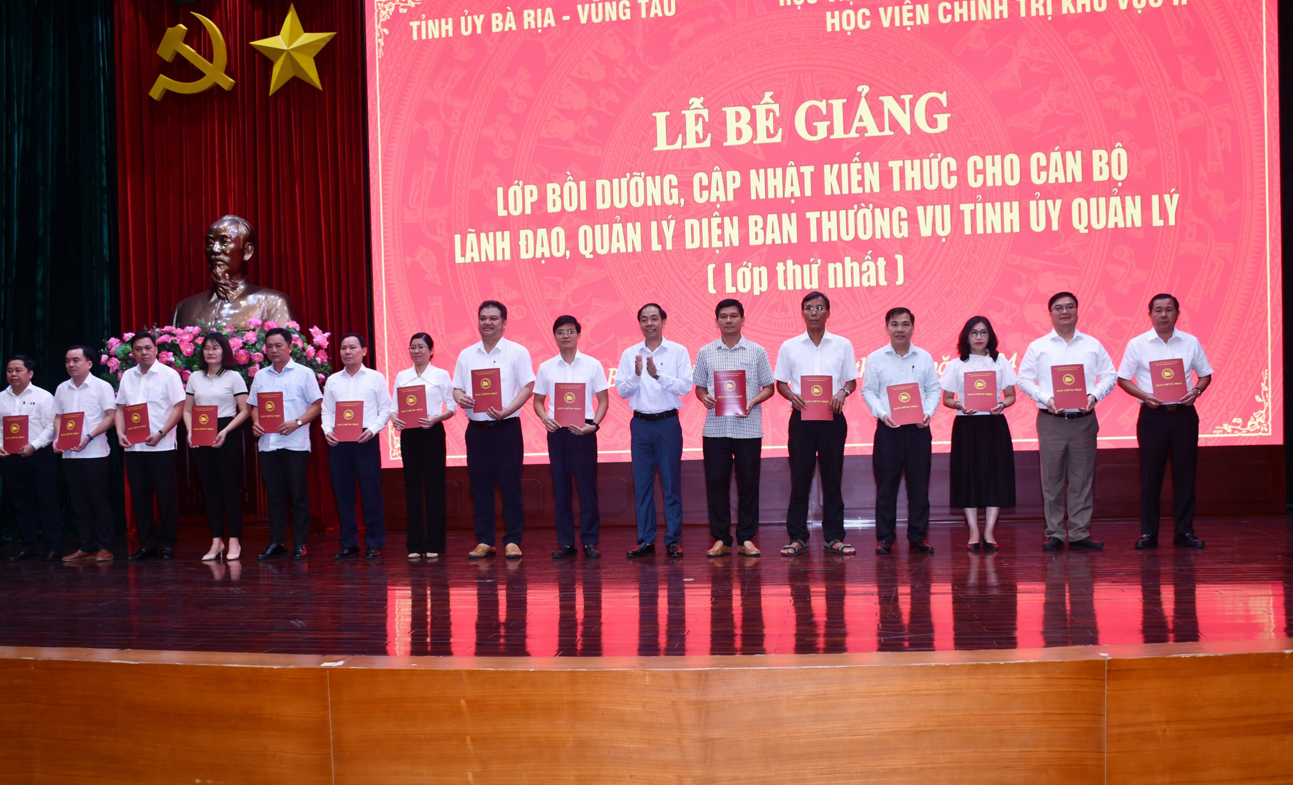 PGS.TS Phạm Tất Thắng, Phó Giám đốc Học viện Chính trị khu vực II trao Giấy chứng nhận hoàn thành lớp bồi dưỡng, cập nhật kiến thức cho cán bộ lãnh đạo, quản lý. Lớp bồi dưỡng diễn ra từ ngày 9 đến 11/5/2024 do Ban Thường vụ Tỉnh ủy phối hợp với Học viện Chính trị khu vực II tổ chức.