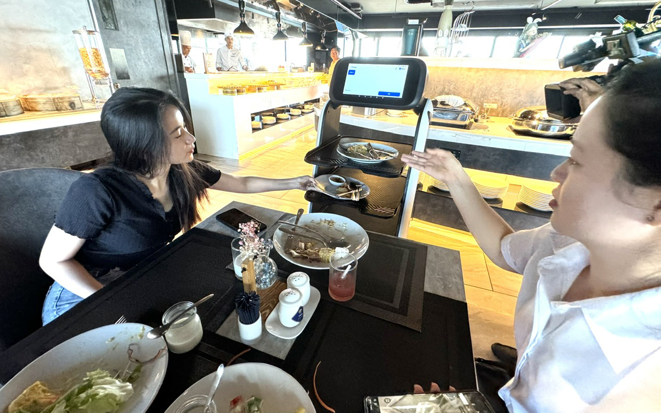 Robot đến từng bàn thu chén đĩa đã sử dụng. 