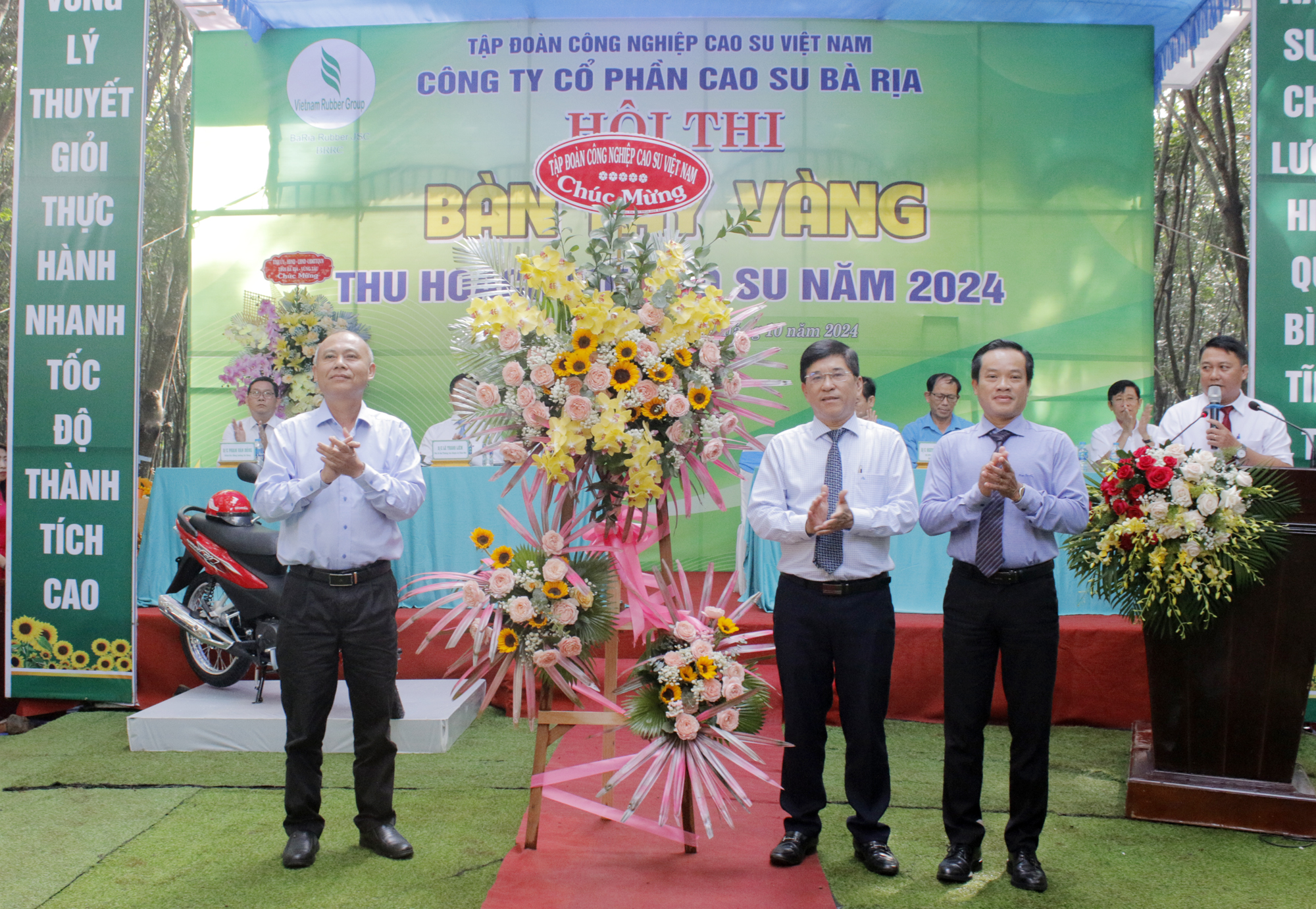Tập đoàn Công nghiệp Cao su Việt Nam tặng lẵng hoa chúc mừng hội thi.