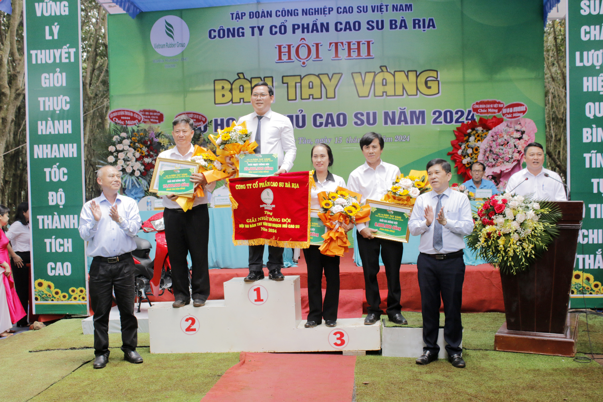 Ban tổ chức trao giải nhất, nhì, ba tập thể cho các đội.