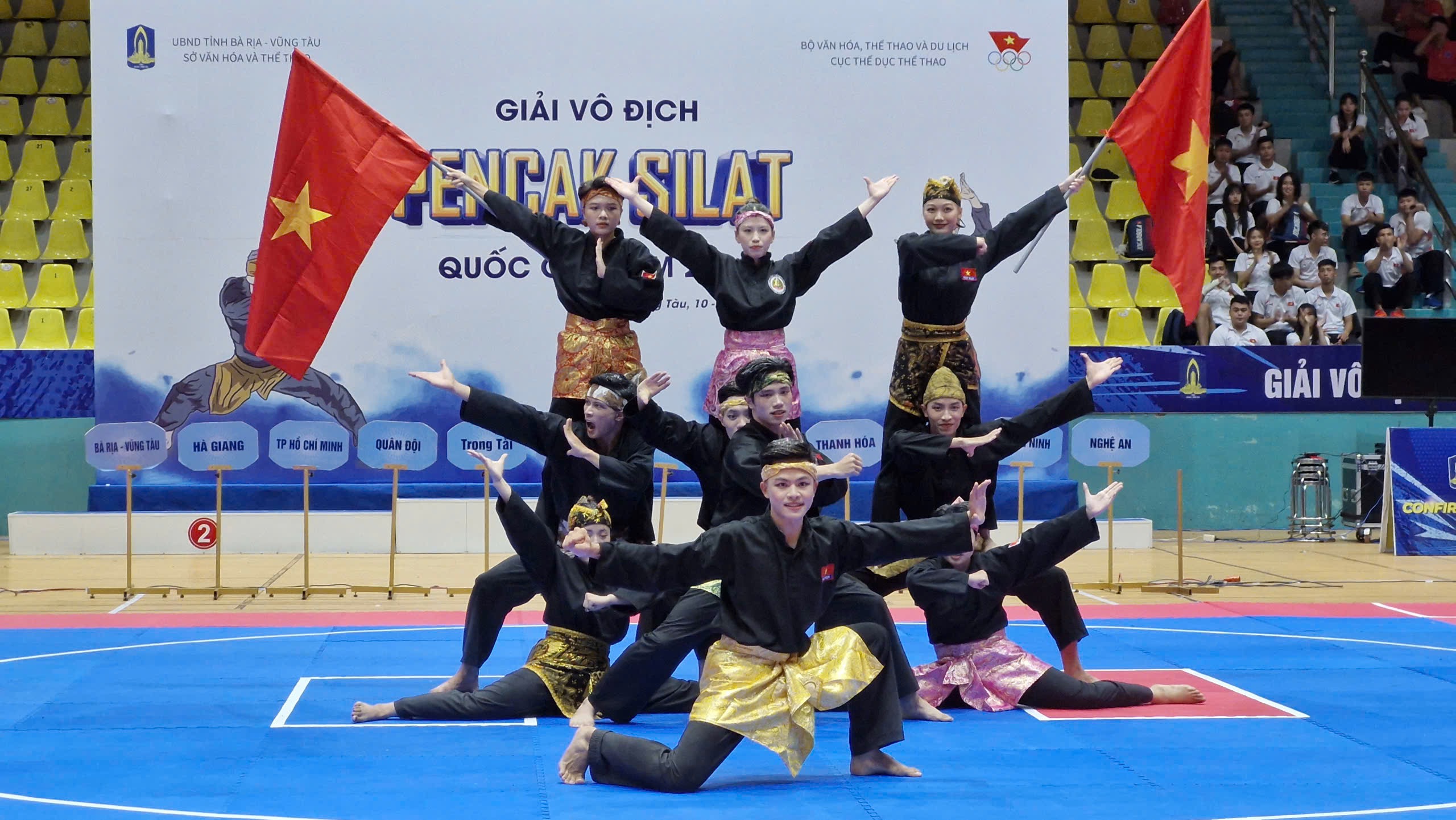 Các VĐV thuộc đội tuyển pencak silat quốc gia biểu diễn tại Giải vô địch quốc gia 2024.