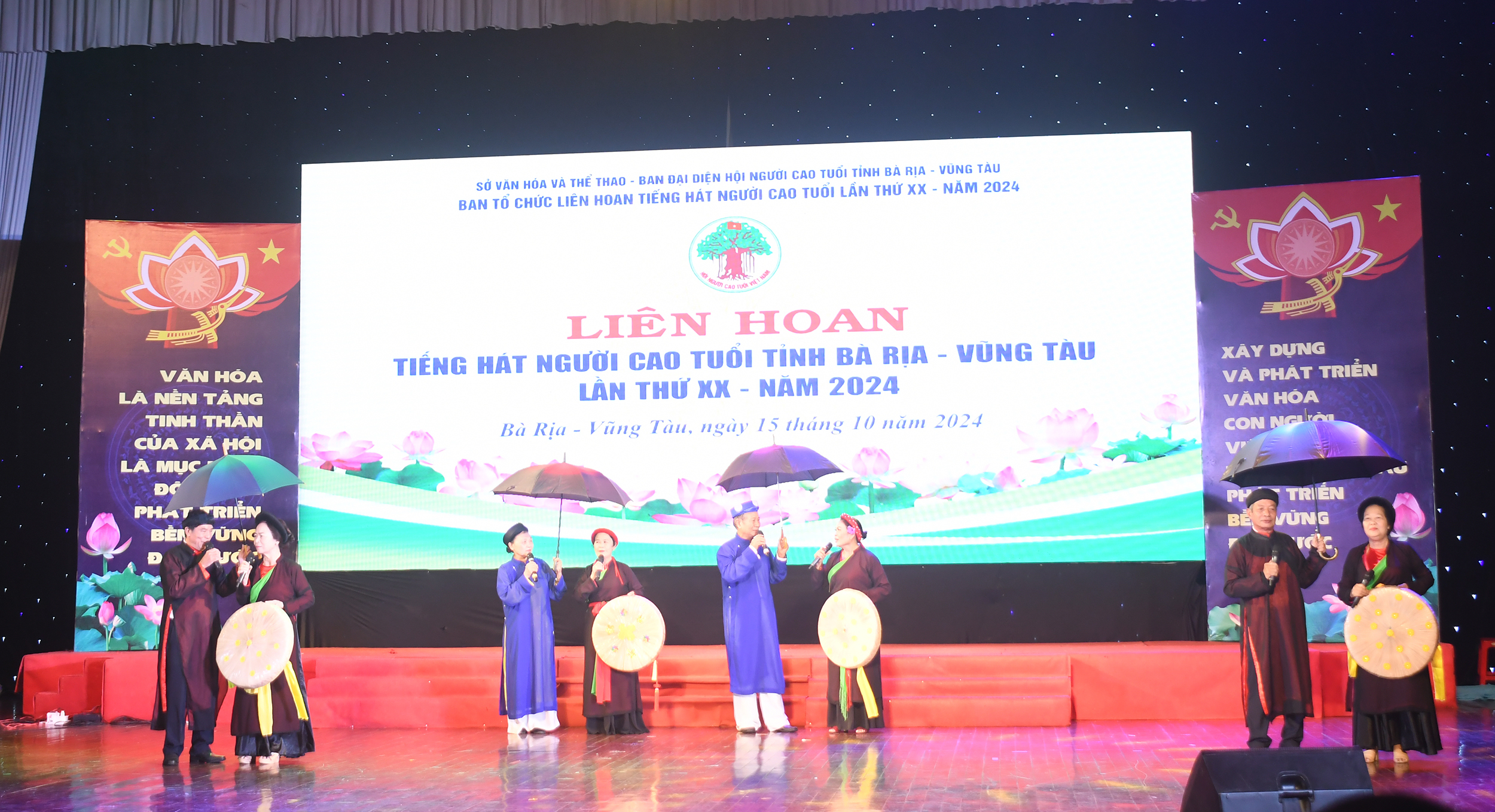 Tiết mục dự thi của đội văn nghệ CLB Thơ ca Hoa Biển đạt giải A chương trình.
