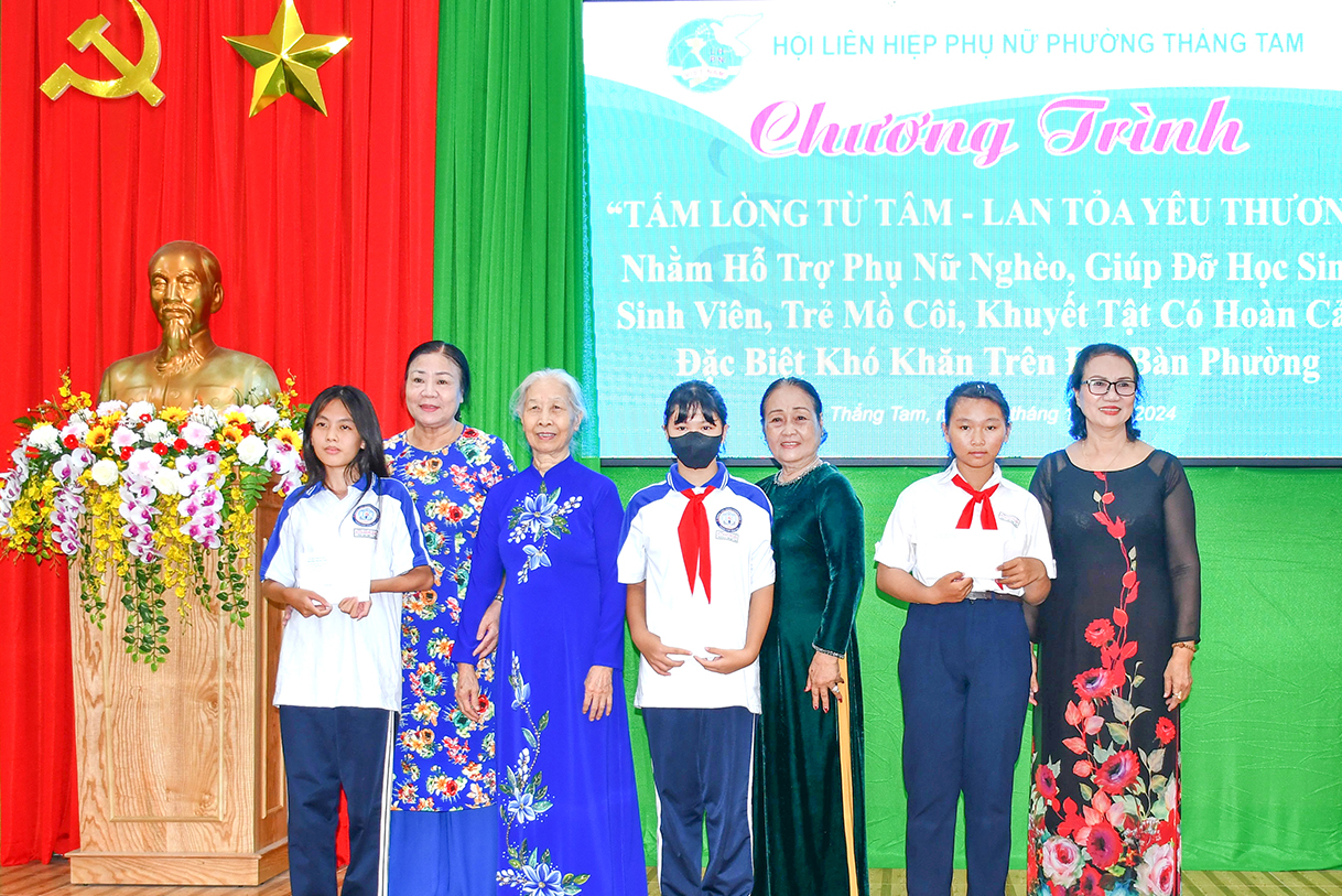 Em Trần Phương Bảo Ngọc (thứ hai từ phải qua) nhận quà từ chương trình 