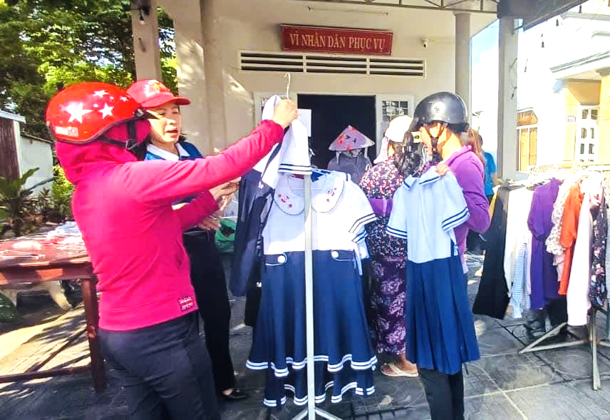 Người dân đến chọn đồ từ “Quầy quần áo 0 đồng” do Hội LHPN  TT.Long Hải thực hiện.
