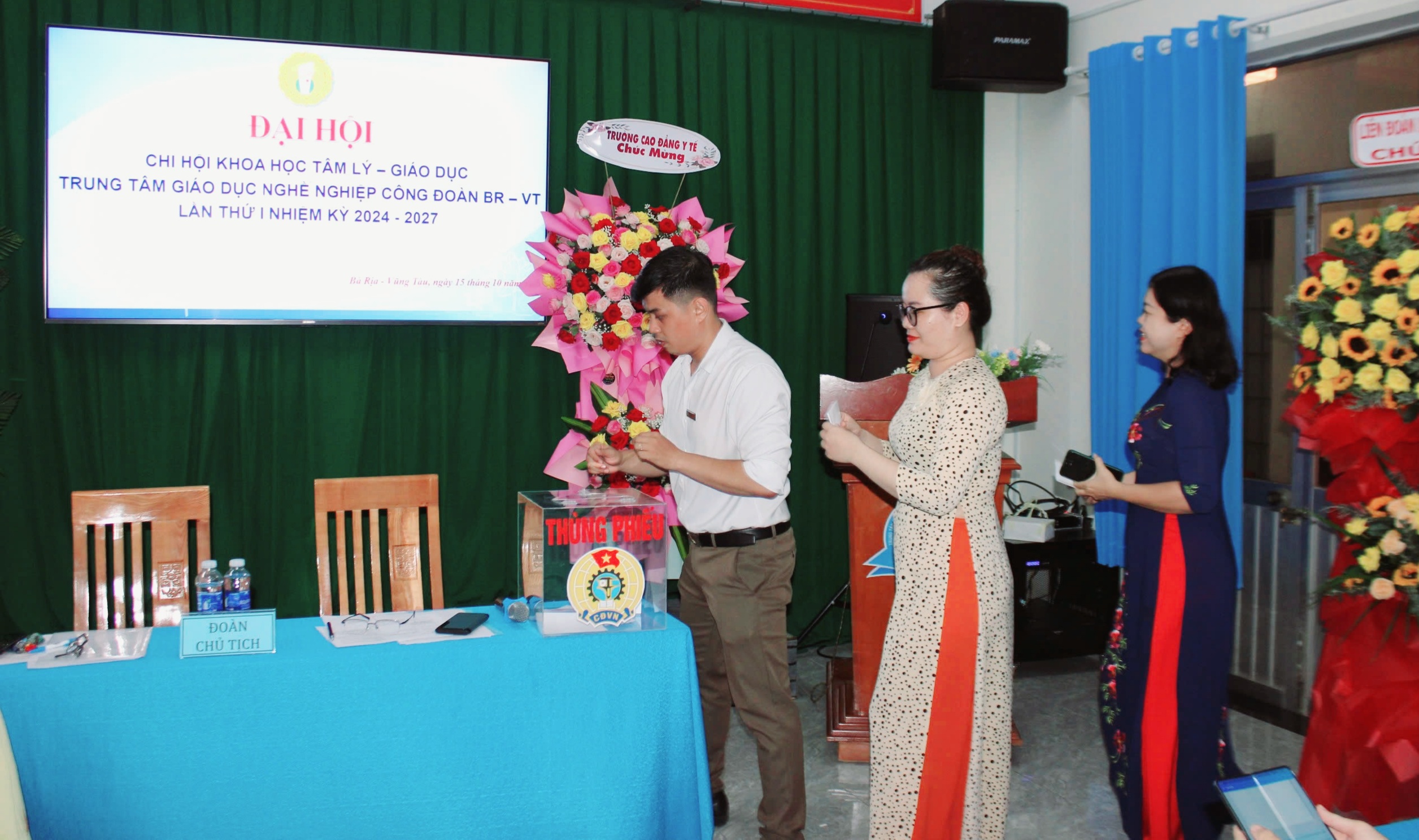 Đại hội bỏ phiếu bầu Ban Chấp hành Chi hội.