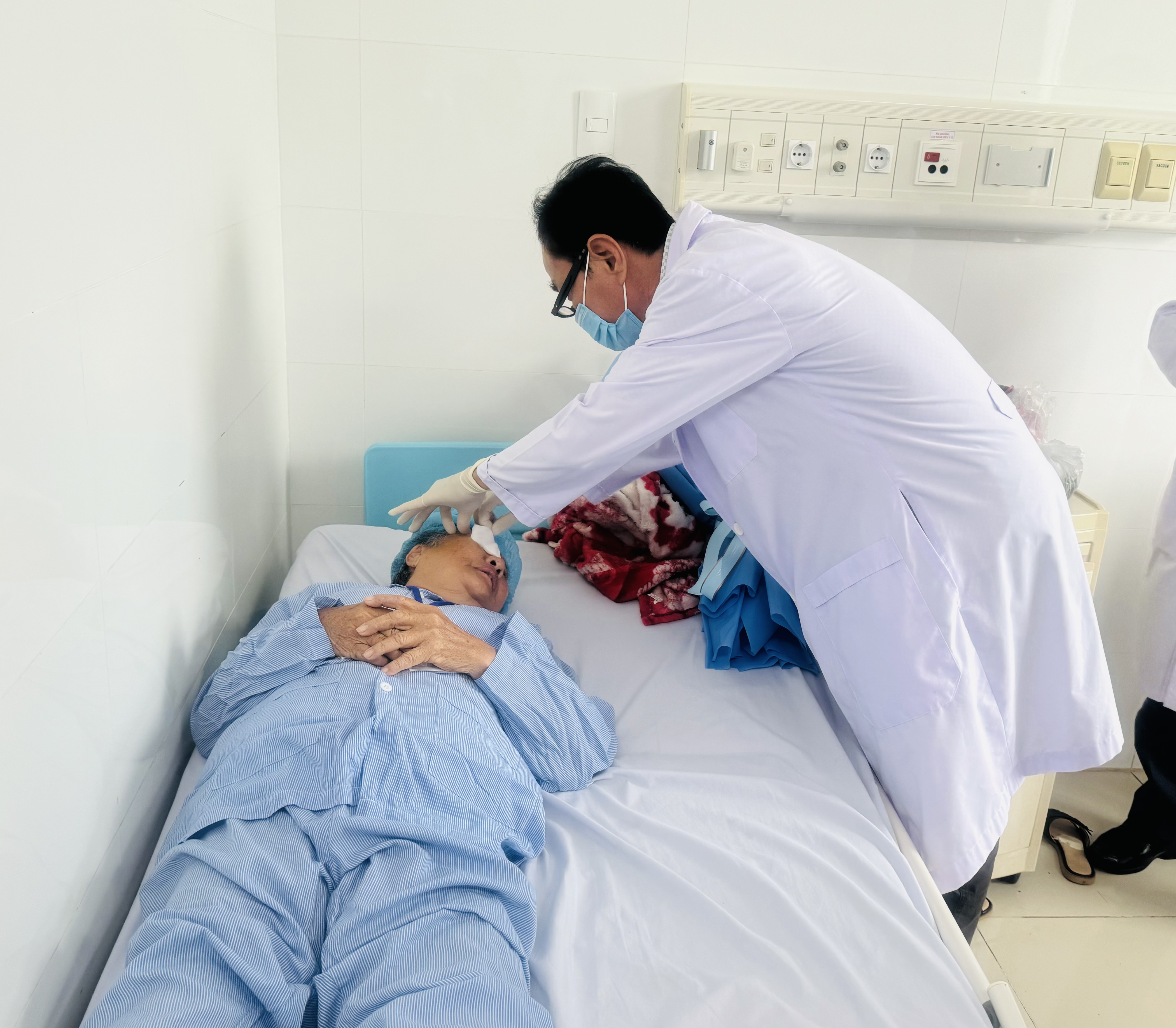 Bác sĩ Bệnh viện Mắt TP.Hồ Chí Minh thay băng cho bệnh nhân được mổ vào sáng 15/10.