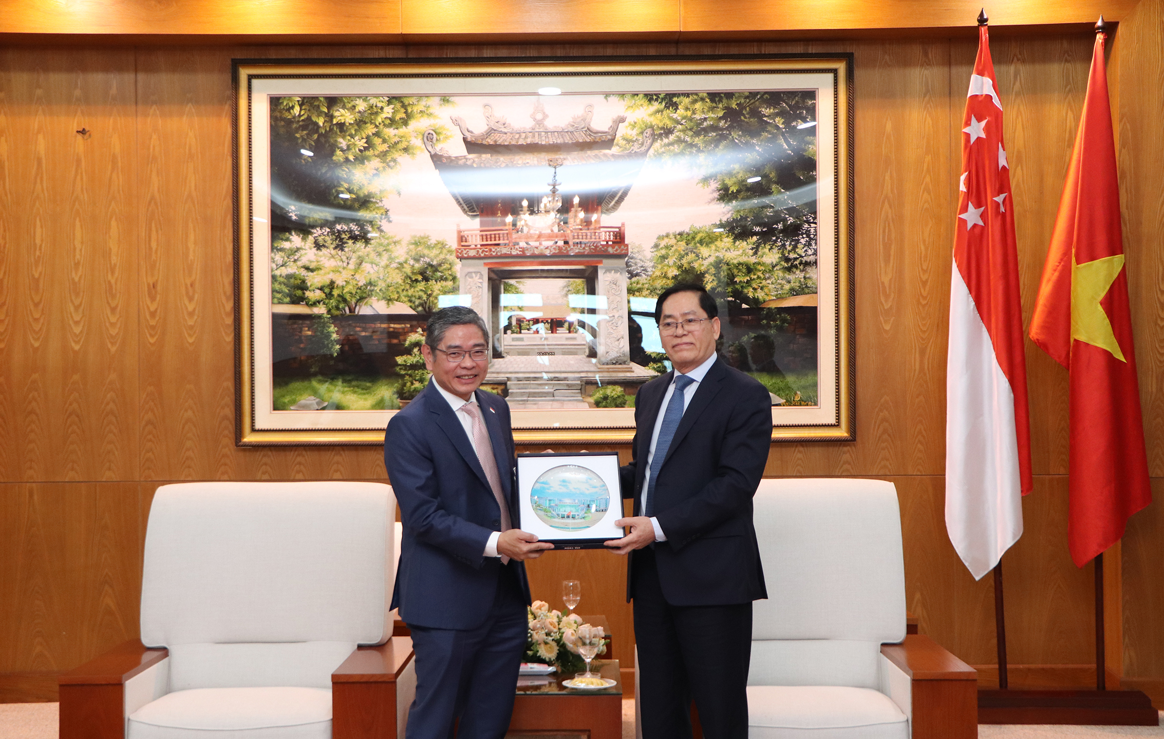 Ông Phạm Viết Thanh tặng quà lưu niệm với ông Pang Te Cheng tại buổi tiếp.