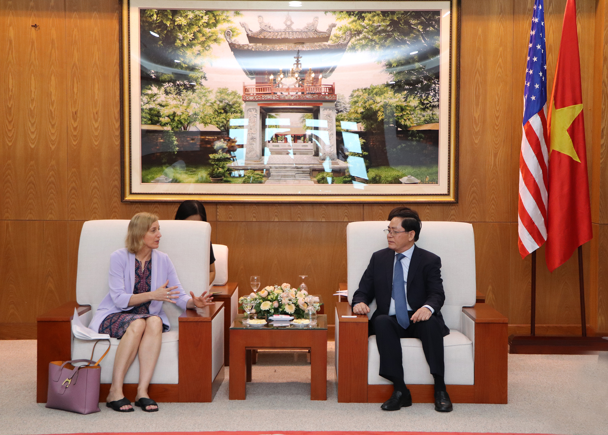 Buổi trao đổi diễn ra trong không khí thân tình, cởi mở.