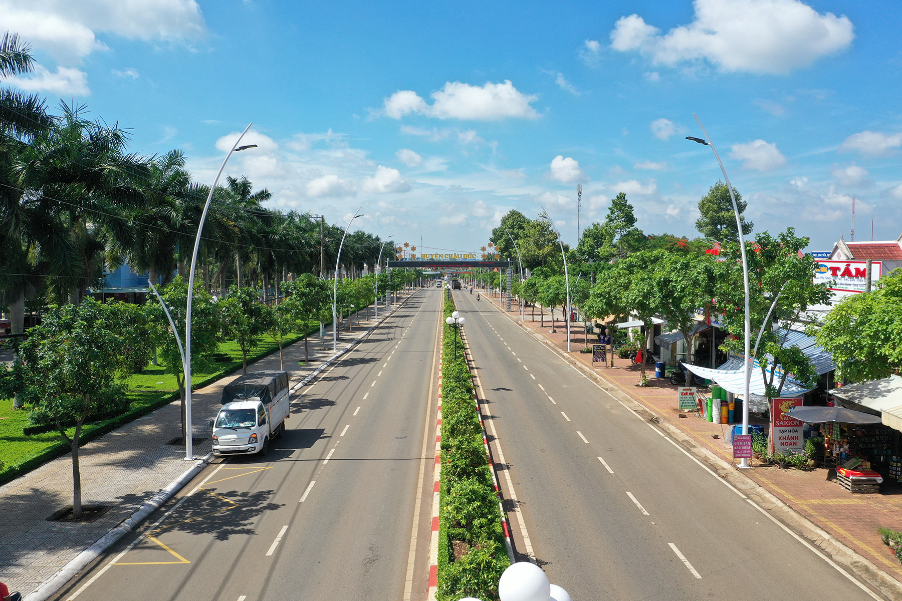 Các địa phương trên địa bàn tỉnh cũng tập trung nguồn lực đầu tư các tuyến đường kết nối.  Trong ảnh: Đường trung tâm thương mại thị trấn Kim Long, huyện Châu Đức được hoàn thành trong giai đoạn 2021-2025.