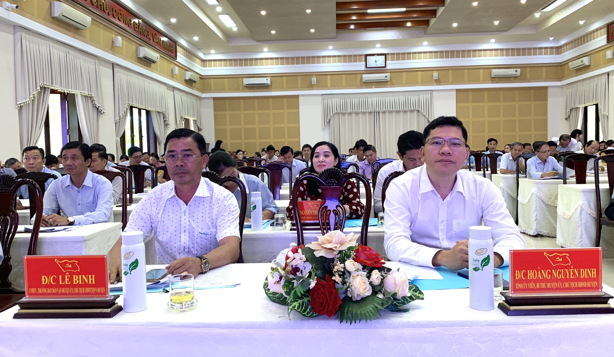  Ông Hoàng Nguyên Dinh, Bí thư Huyện ủy Châu Đức cùng các đại biểu dự hội nghị.