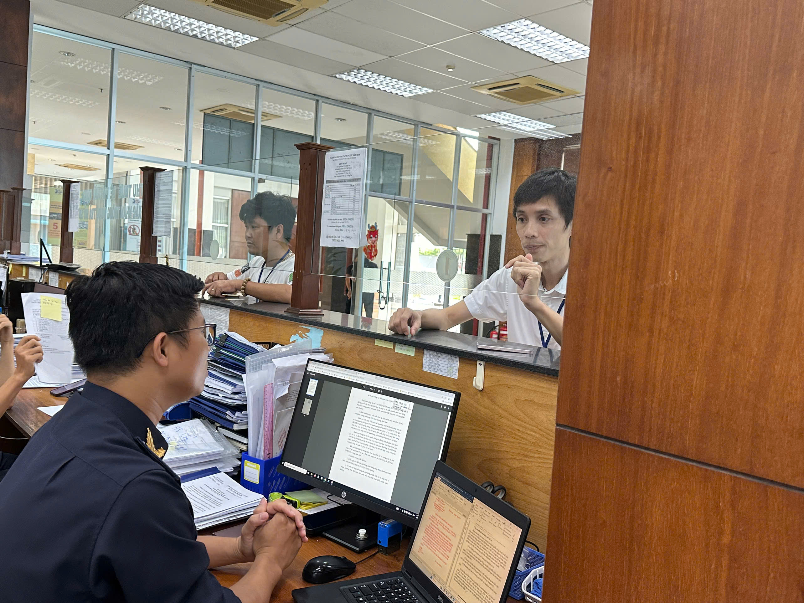 DN làm thủ tục hải quan tại Chi cục Hải quan cửa khẩu Cảng Cái Mép.
