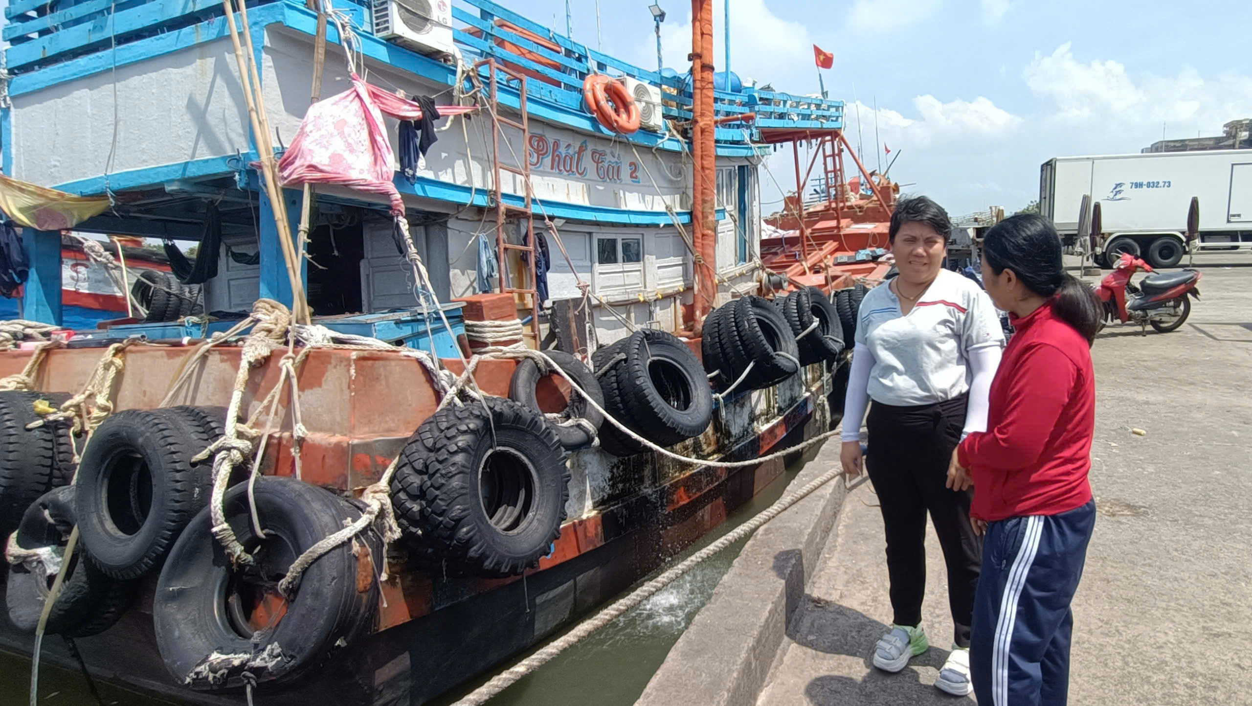 Bà Nguyễn Thị Cúc, công chức UBND xã Phước Tỉnh (huyện Long Điền) thăm hỏi tình hình tàu cá bị sóng đánh chìm của gia đính bà Nguyễn Thị Thanh Mai ngày 14/10/2024. 