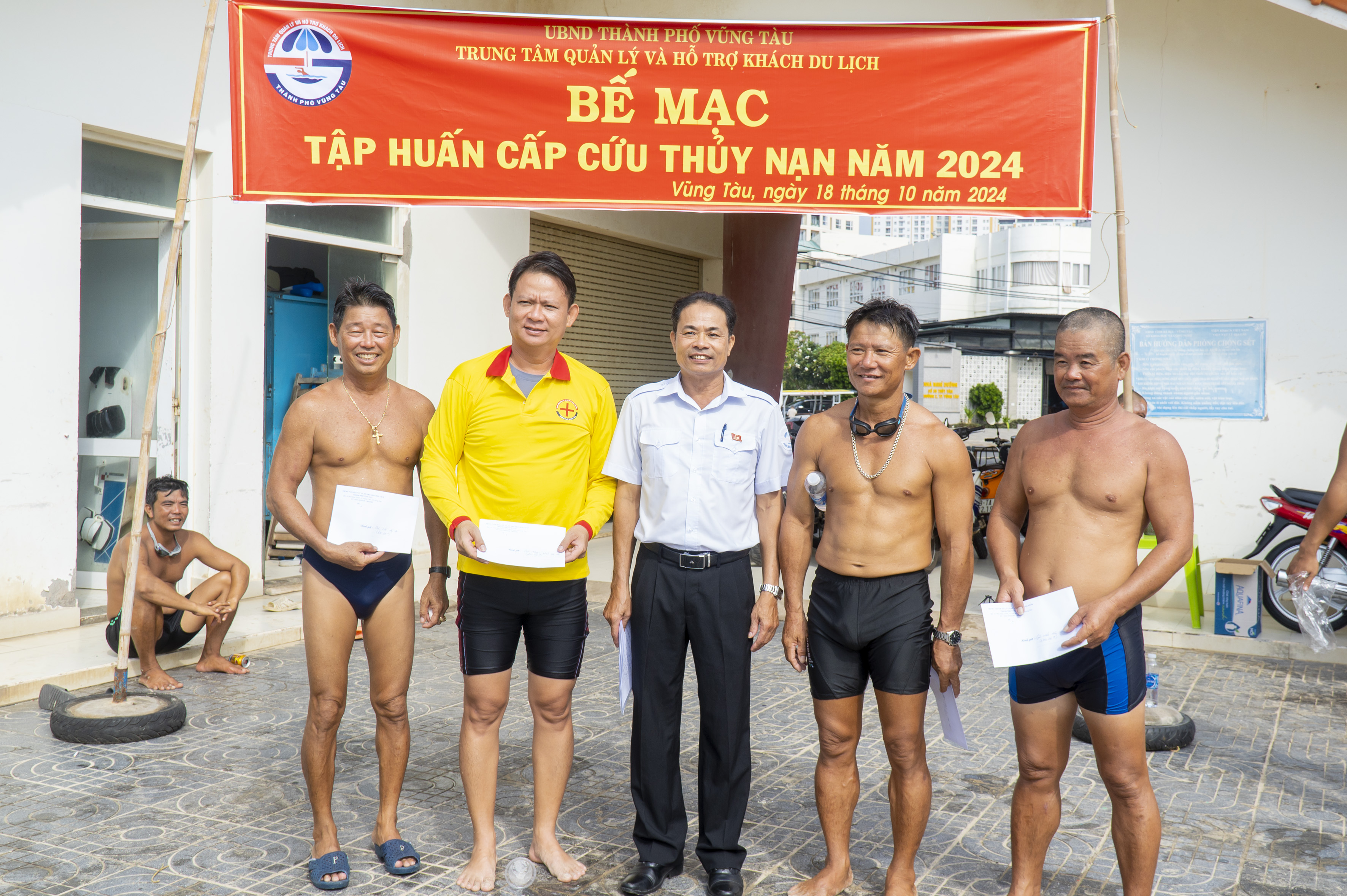 Ông Nguyễn Khắc Tộ, Giám đốc Trung tâm Quản lý và Hỗ trợ khách du lịch TP. Vũng Tàu khen thưởng các tập thể có thành tích xuất sắc tại khóa huấn luyện.