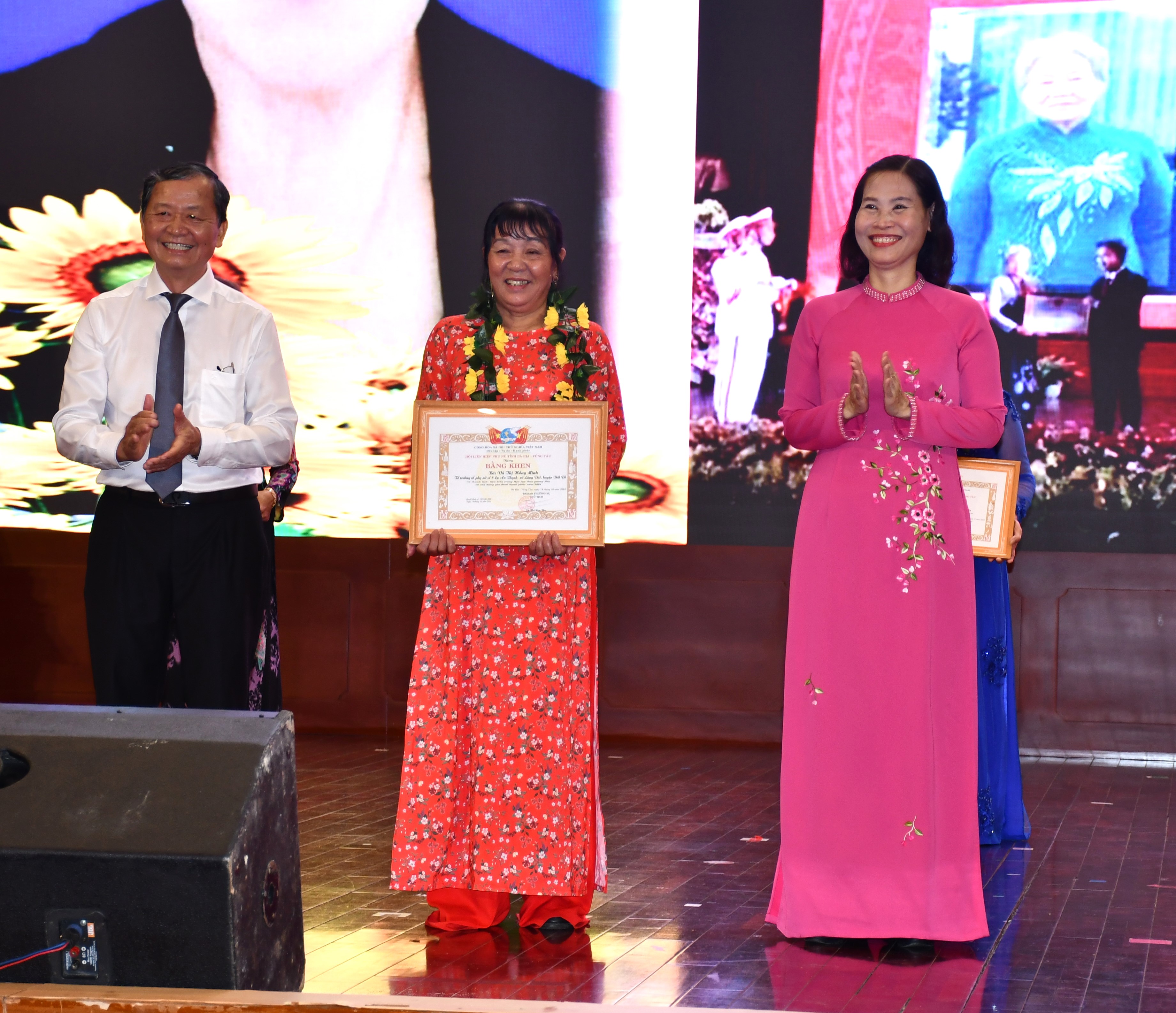 Bà Lê Thị Kim Thu, Chủ tịch Hội LHPN tỉnh và ông Lương Trí Tiên, Trưởng Ban đại diện Hội Người cao tuổi tỉnh tặng Bằng khen cho các cá nhân tiêu biểu xây dựng gia đình hạnh phúc.