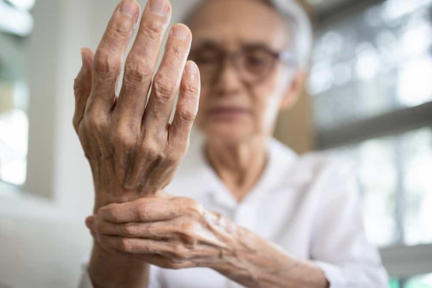 Hiện tượng mất cơ thường xảy ra chủ yếu với người trên 65 tuổi dù không mắc bệnh lý gì. 