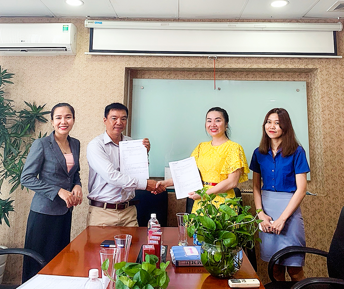 Hoa hậu Thu Thủy ký kết với các đối tác kinh doanh.