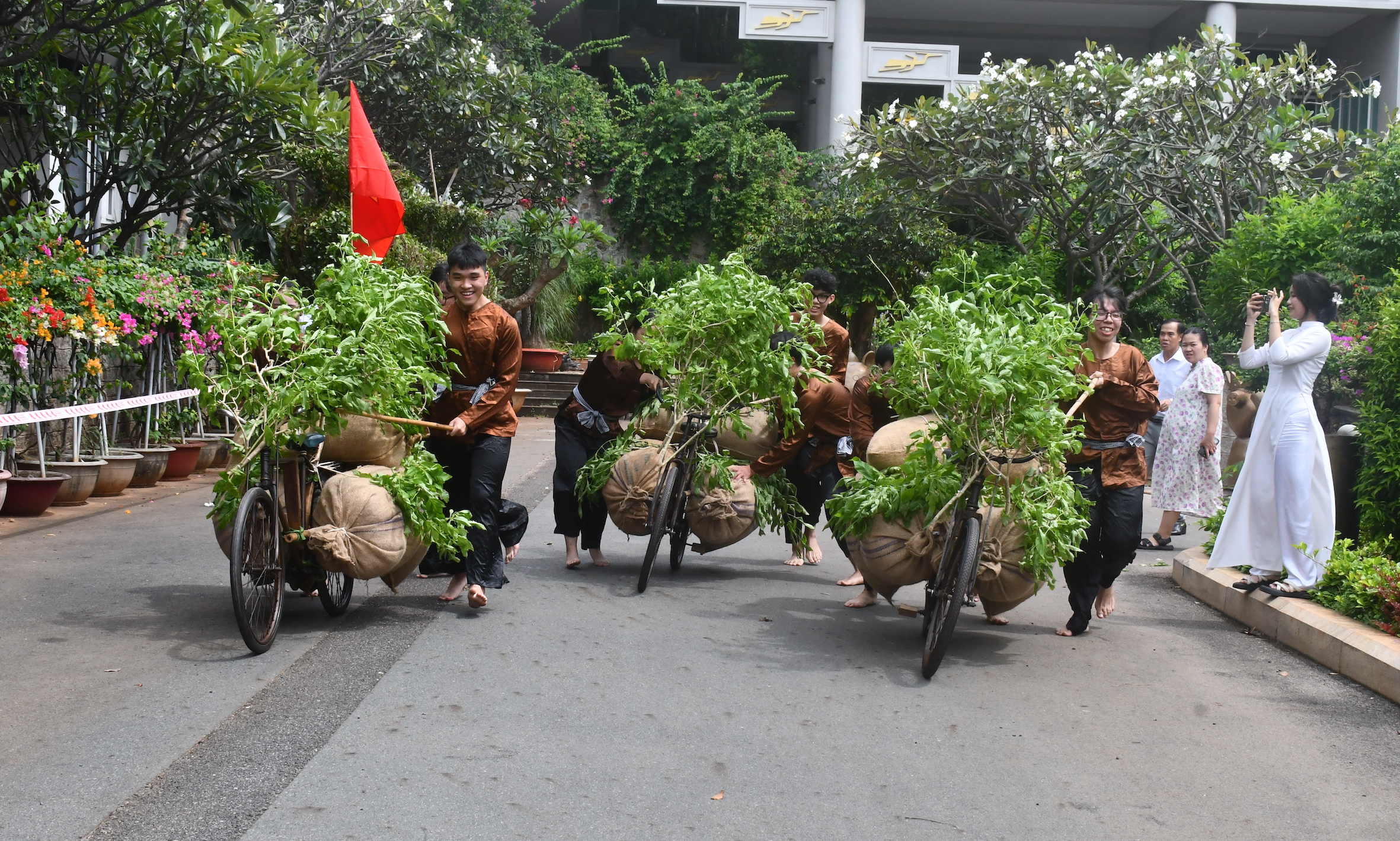 Học sinh trải nghiệm hoạt động thồ gạo tiếp tế lương thực của Nhân dân Bà Rịa - Vũng Tàu trong Chiến dịch Bình Giã.