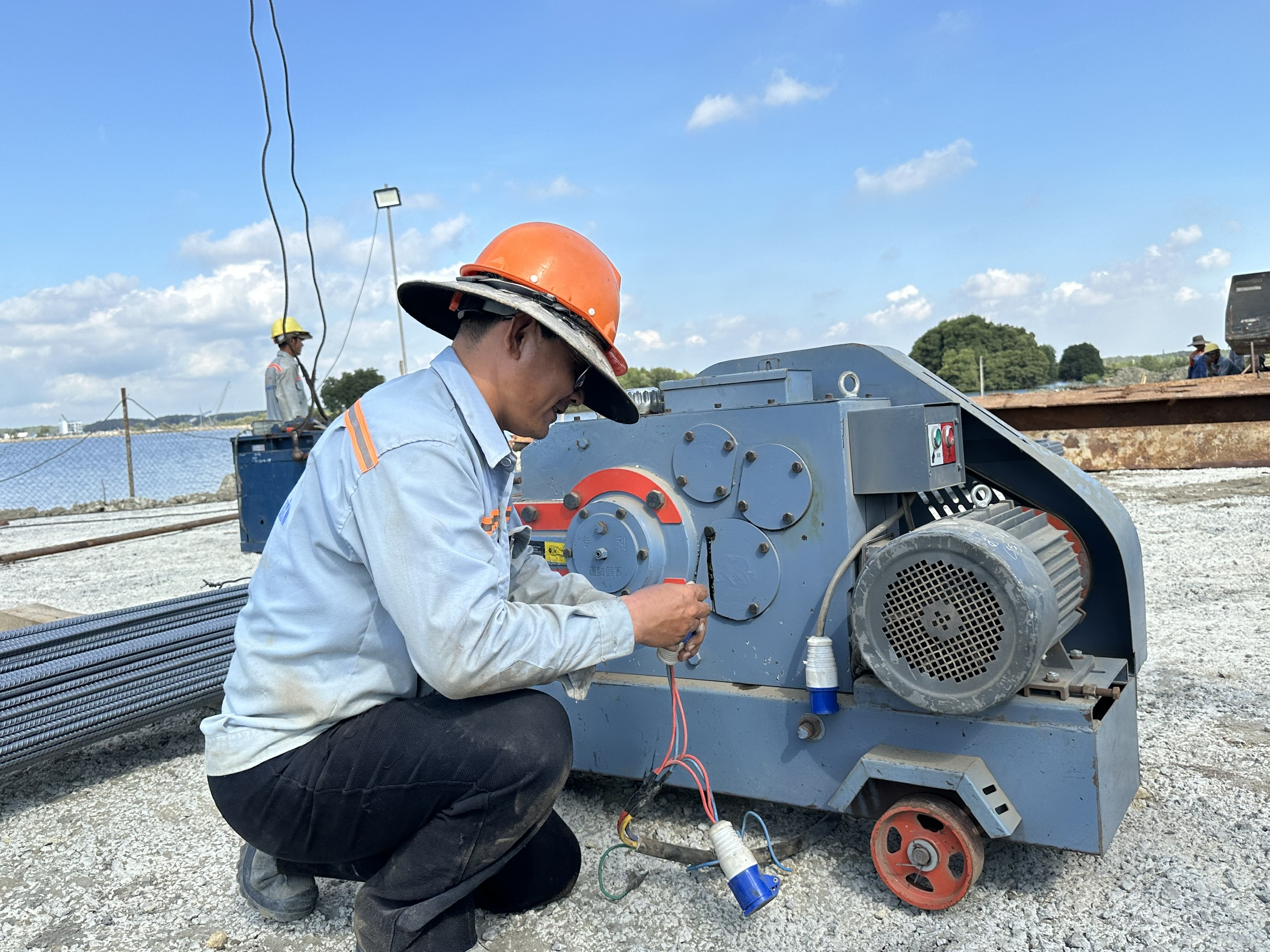 Công nhân thi công dự án cầu Phước An.