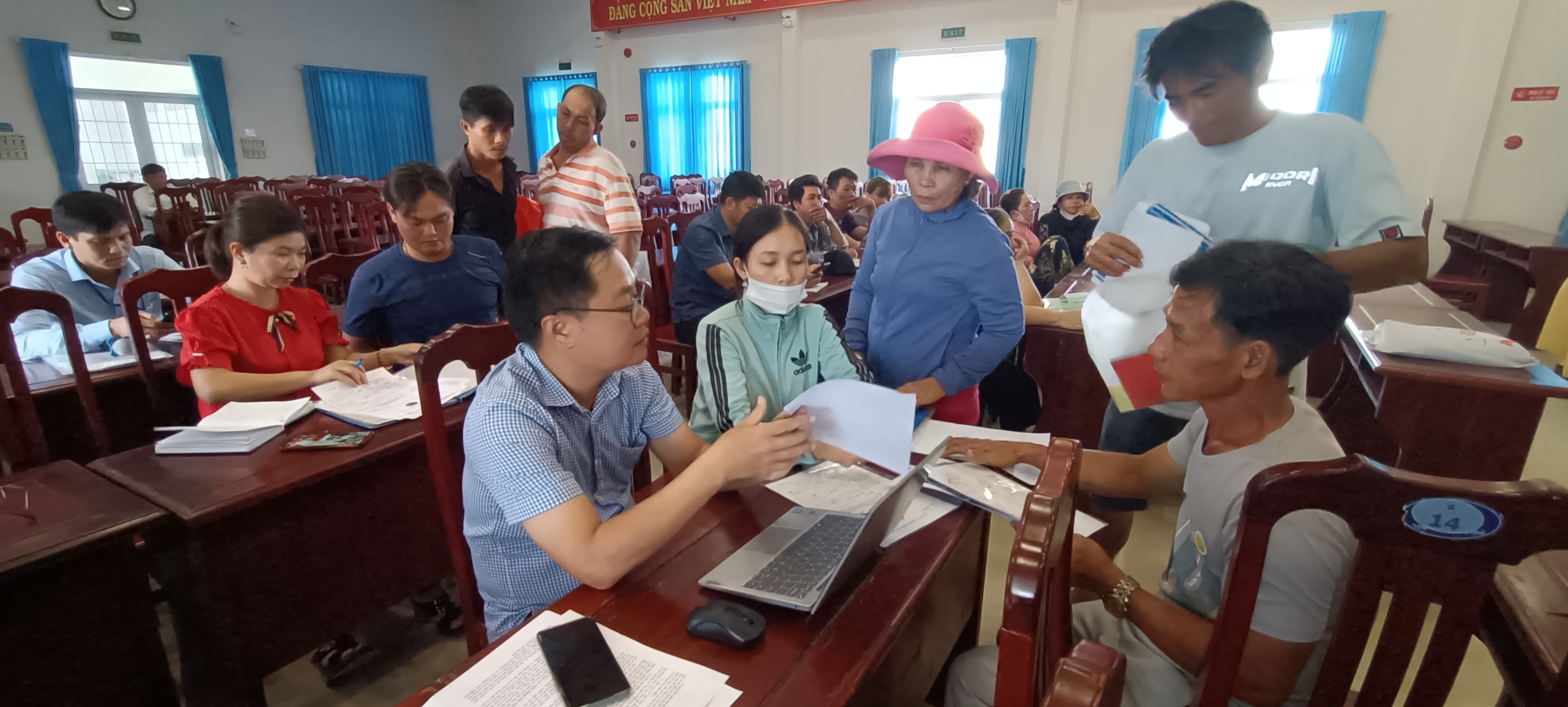Cán bộ Chi cục Thủy sản hướng dẫn thủ tục cho chủ tàu cá huyện Long Điền hoàn thiện giấy tờ đi khai thác.