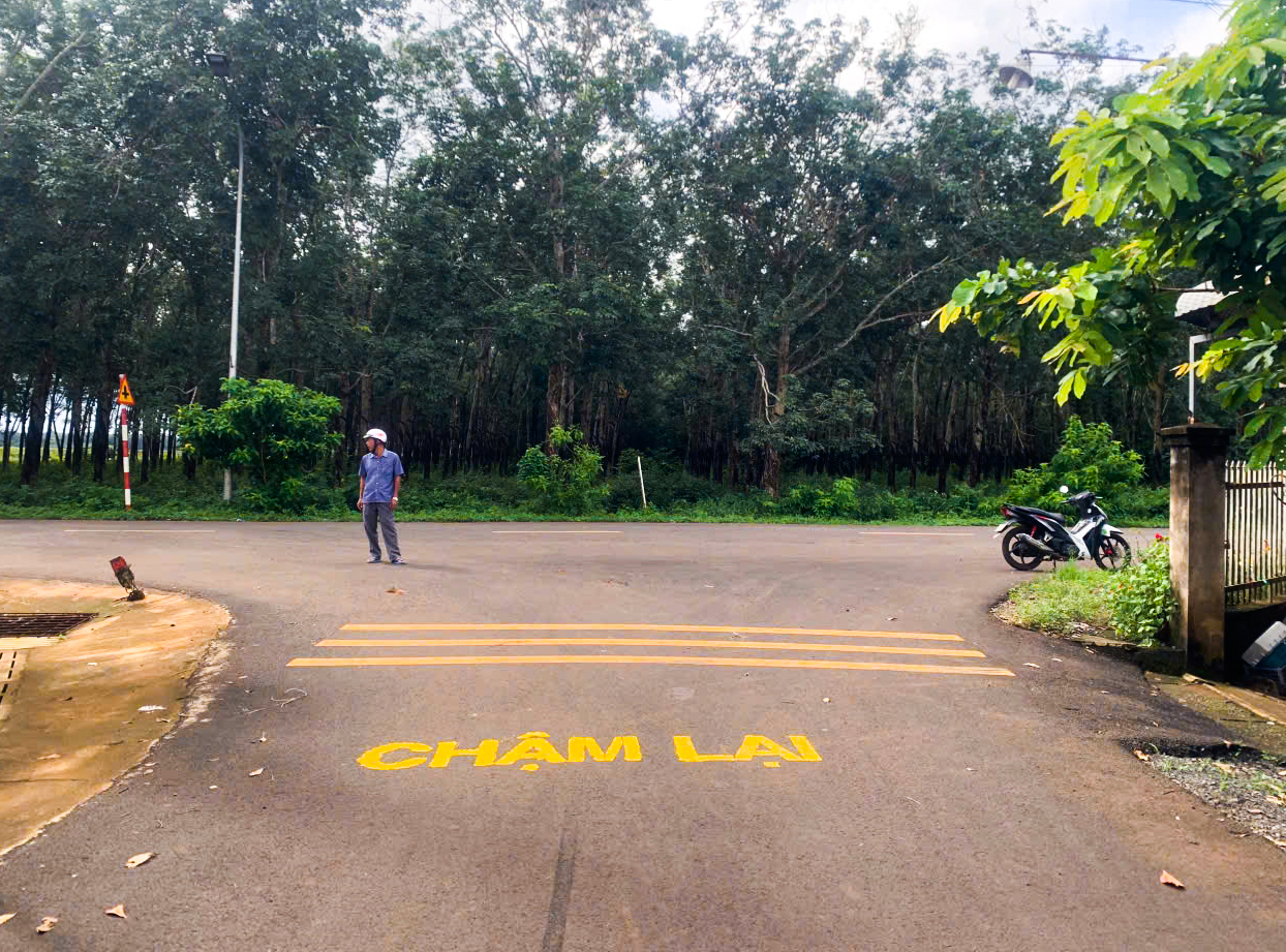 Khu vực ngã ba, ngã tư trên địa bàn xã Cù Bị được kẻ vạch “chậm lại”, nhắc nhở người dân chú ý khi chuyển hướng giao thông.