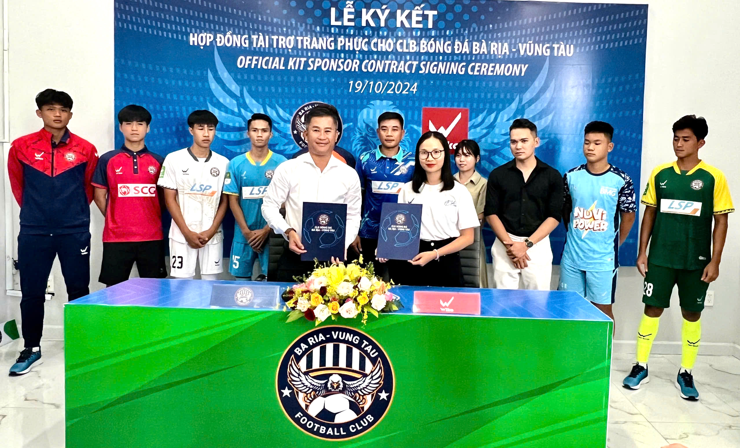 Đại diện CLB Bà Rịa - Vũng Tàu và Hãng trang phục thể thao Wike ký kết hợp đồng tài trợ trang phục.