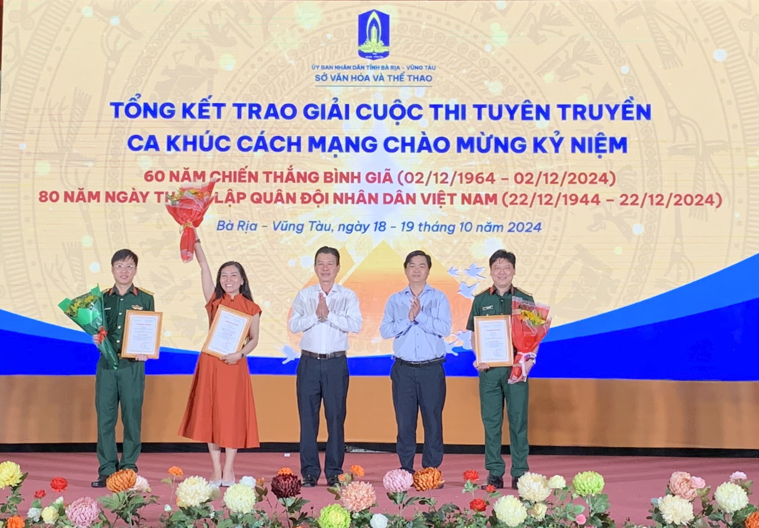 Ông Lê Văn Minh, Phó Trưởng ban Tuyên giáo Tỉnh ủy và ông Trần Văn Lợi, Phó Giám đốc Sở Văn hóa - Thể thao  trao 3 giải Nhất, tặng hoa đến các thí sinh.