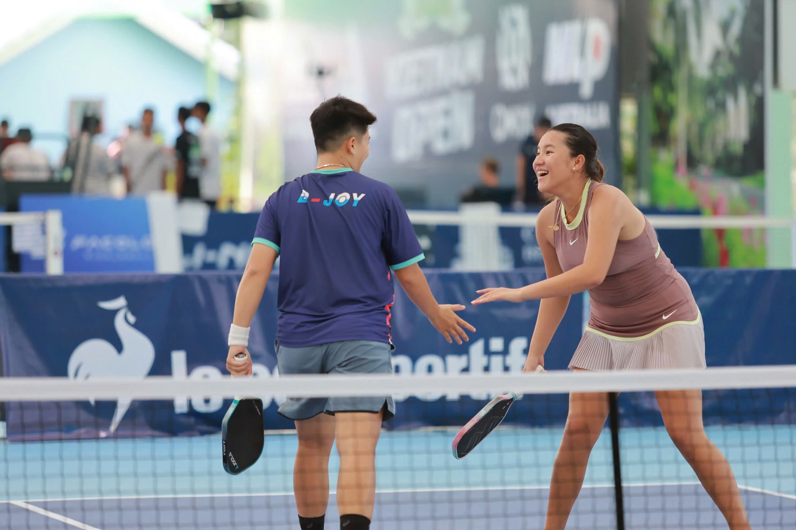 Cặp đôi Sophia Huỳnh Trần và Hồ Tâm thi đấu ăn ý tại giải PPA Tour Australia - Việt Nam mở rộng 2024. Ảnh: Sypik Team