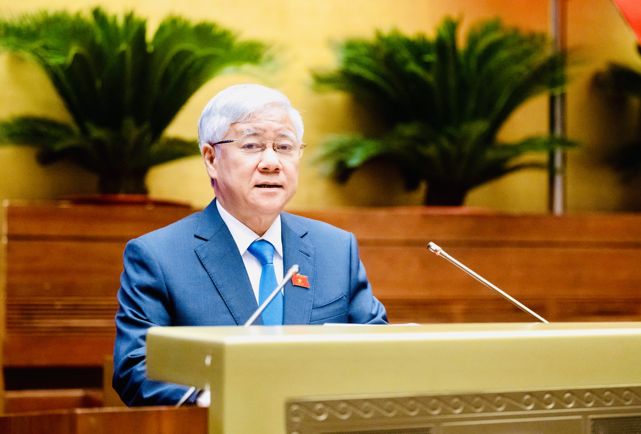 Chủ tịch Ủy ban Trung ương Mặt trận Tổ quốc Việt Nam Đỗ Văn Chiến trình bày Báo cáo tổng hợp ý kiến, kiến nghị của cử tri và Nhân dân gửi đến kỳ họp thứ 8, Quốc hội khóa XV. Ảnh: CHÂU VŨ