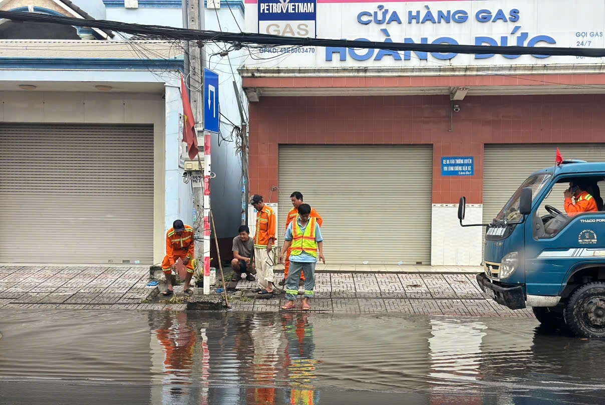 Đơn vị thi công khơi thông dòng chảy, khắc phục tình trạng ngập nước sáng 21/10.
