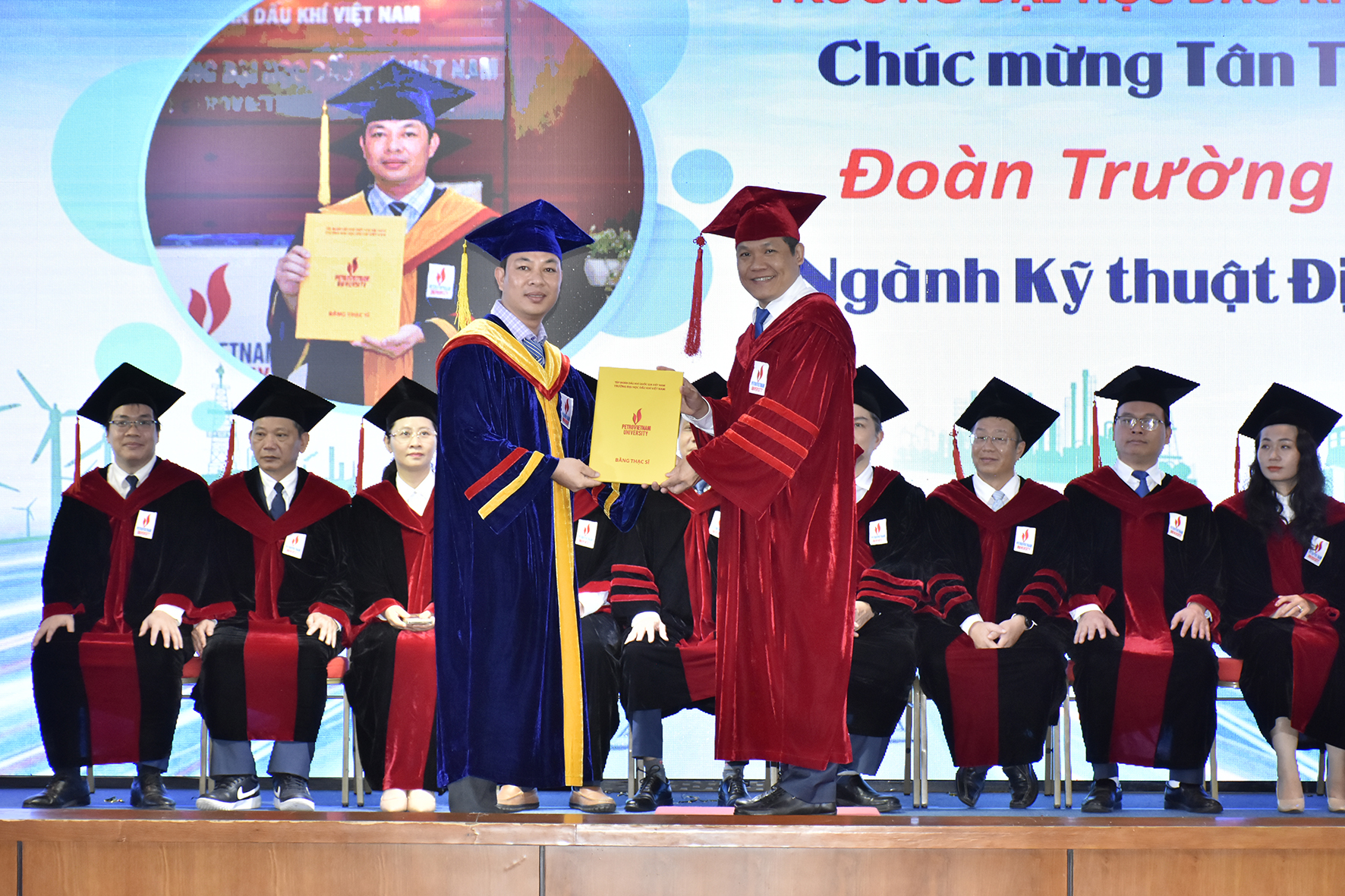 TS Phan Minh Quốc Bình, Hiệu Trưởng nhà trường trao bằng thạc sĩ cho tân thạc sĩ Đoàn Trường Anh.