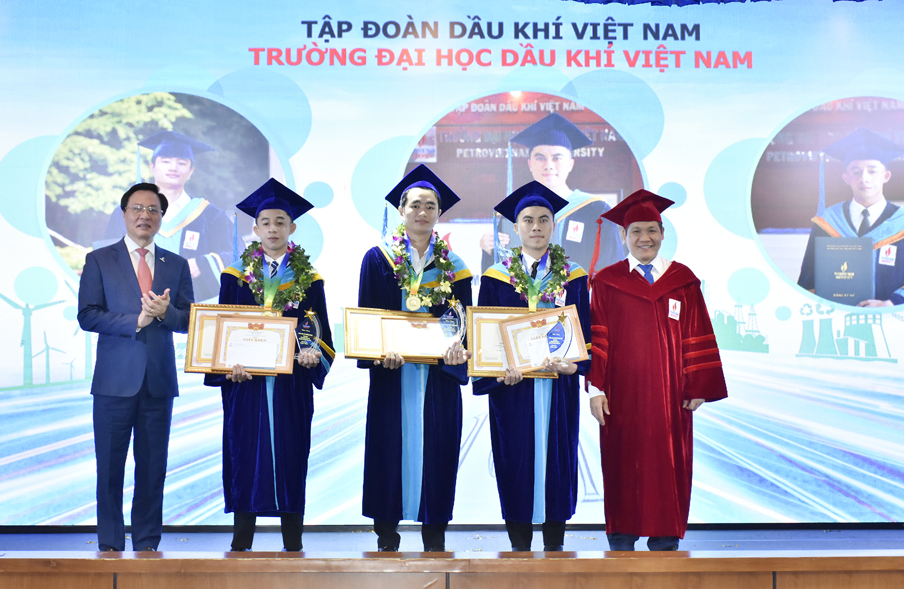 Ông Bùi Minh Tiến, Thành viên HĐTV Tập đoàn Dầu khí Việt Nam và TS Phan Minh Quốc Bình, Hiệu trưởng PVU trao bằng khen và phần thưởng cho sinh viên tốt nghiệp thủ khoa năm 2024.