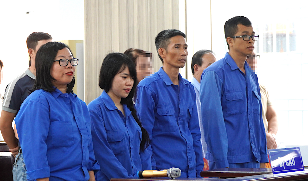 Bị cáo Hà (bìa trái) cùng các đồng phạm tại phiên xét xử.
