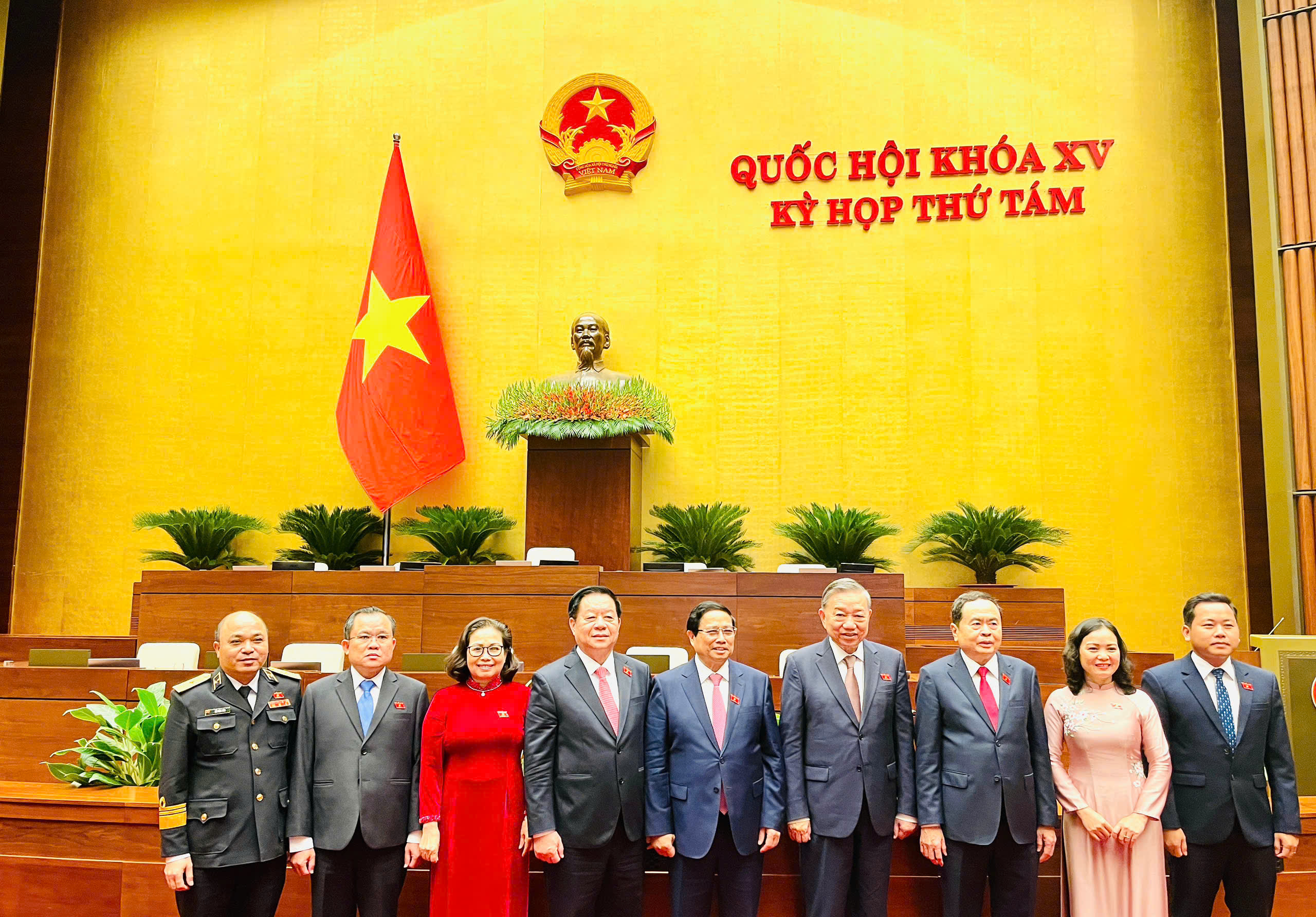 Đoàn đại biểu Quốc hội tỉnh Bà Rịa -Vũng Tàu chụp ảnh lưu niệm với lãnh đạo Đảng, Nhà nước. Ảnh: CHÂU VŨ